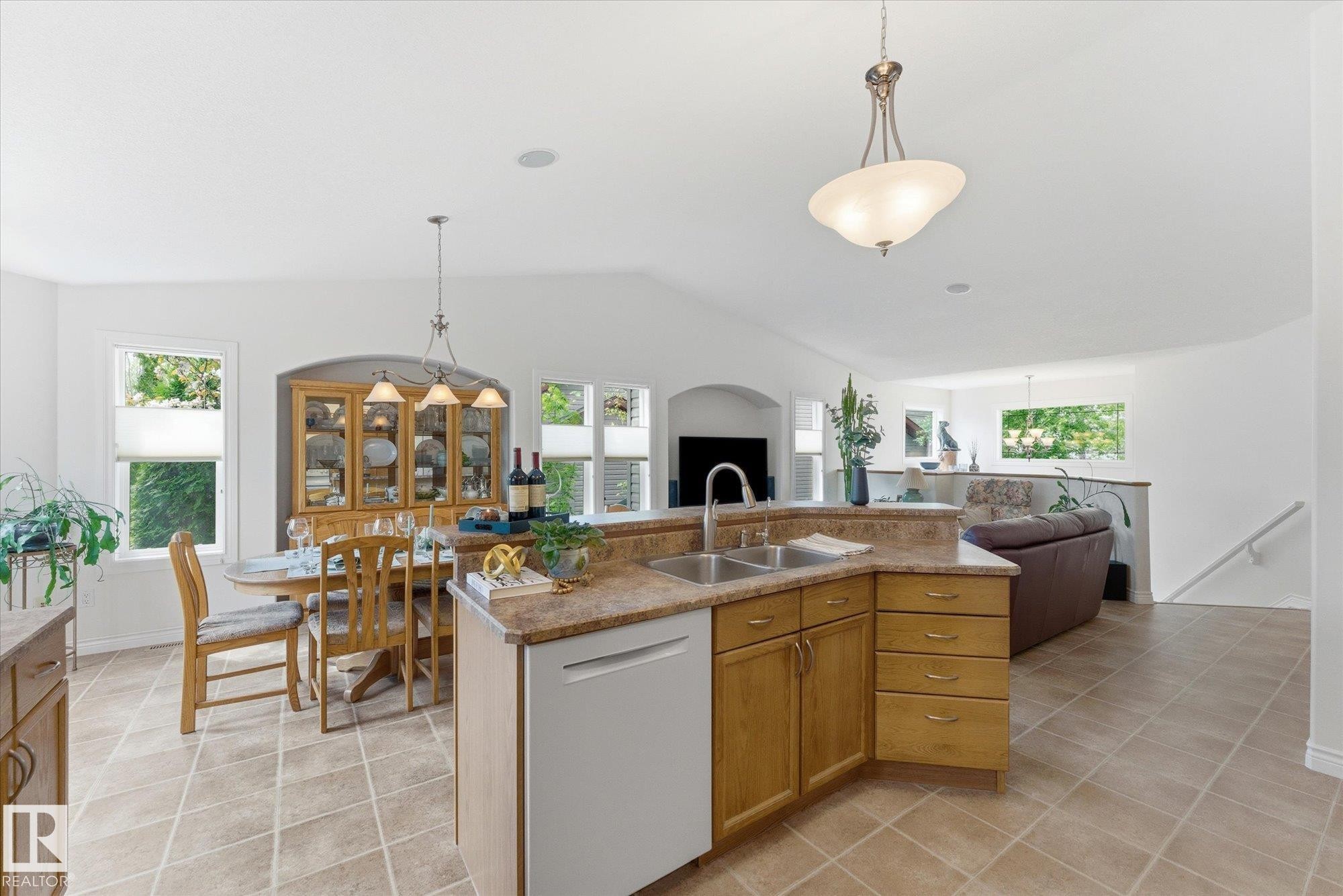 843 Oakland Place, Devon, AB