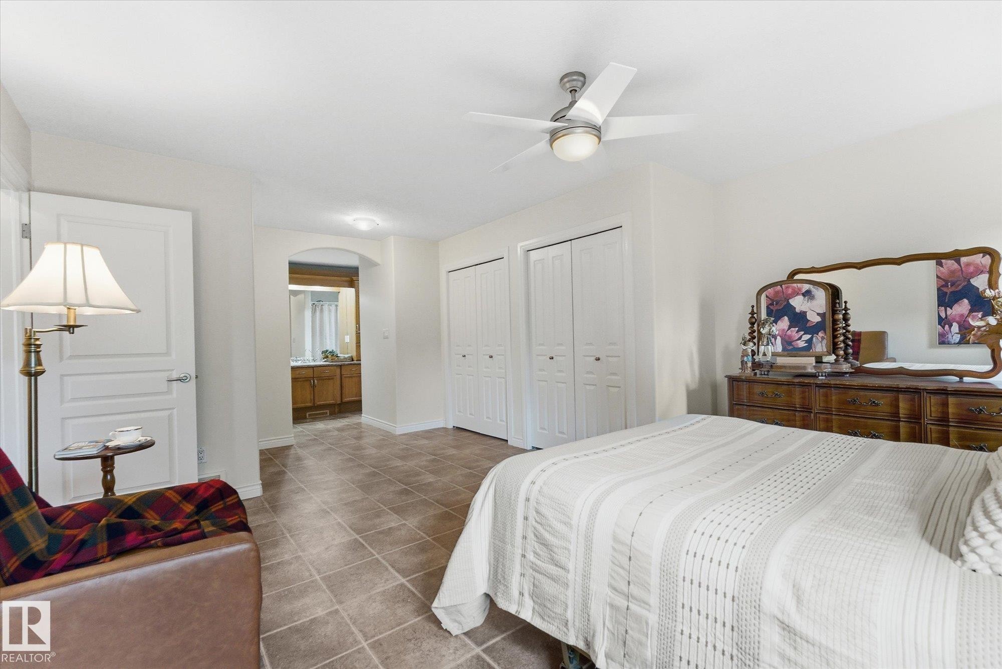 843 Oakland Place, Devon, AB