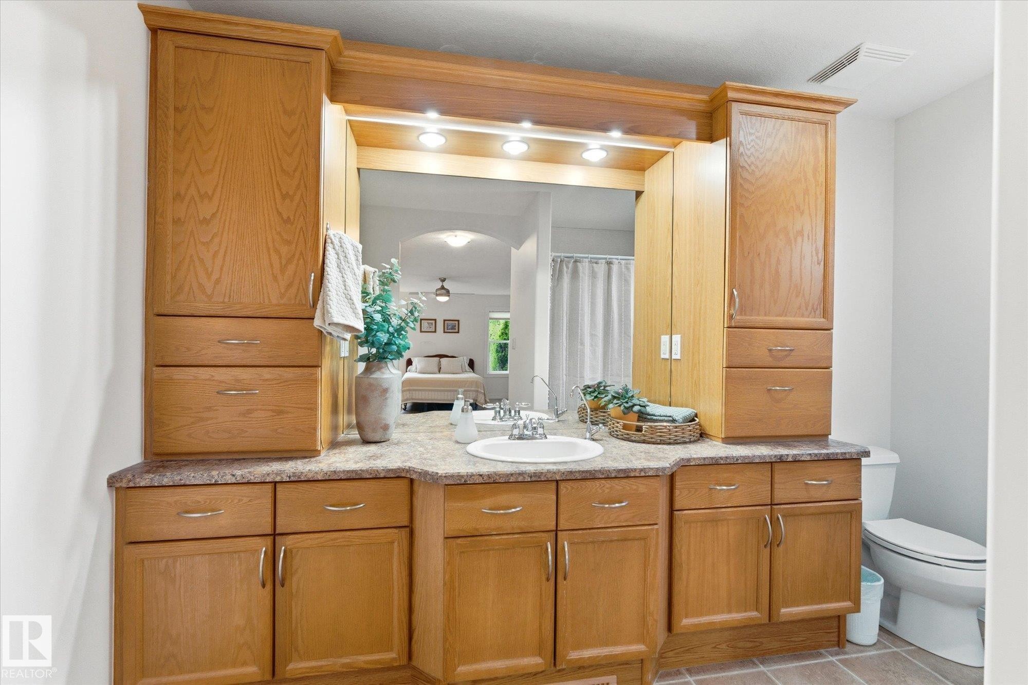 843 Oakland Place, Devon, AB
