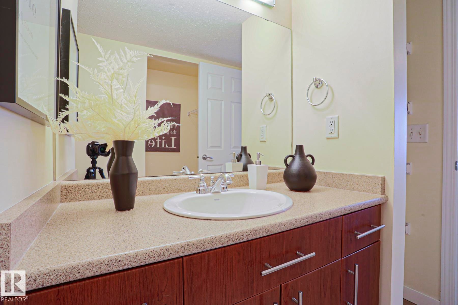 #211 6925 199 St Nw, Edmonton, AB - Indoor Photo Showing Bathroom