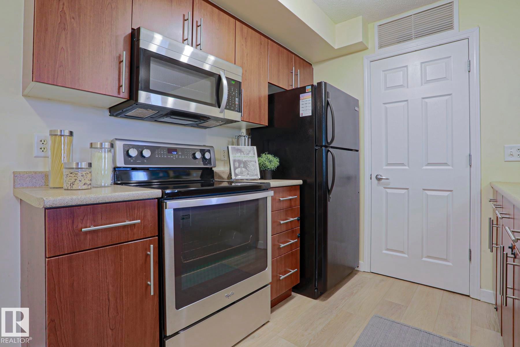 #211 6925 199 St Nw, Edmonton, AB - Indoor Photo Showing Kitchen