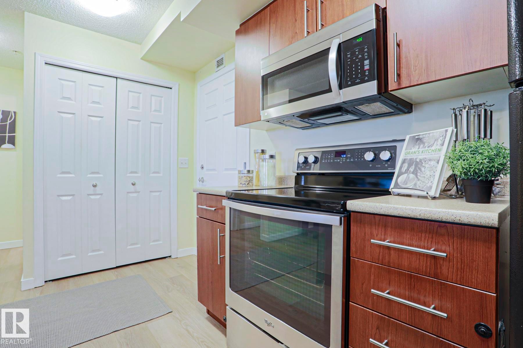 #211 6925 199 St Nw, Edmonton, AB - Indoor Photo Showing Kitchen