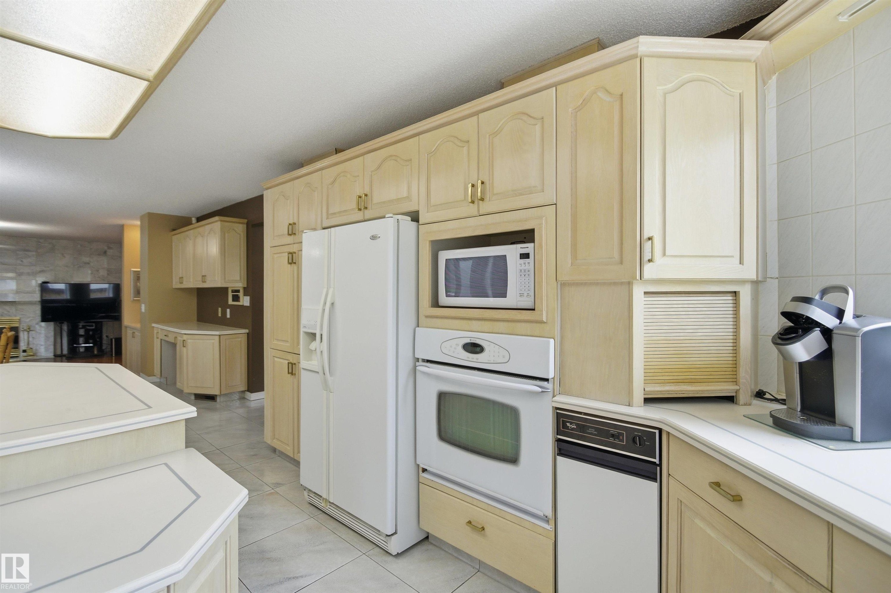 521 Estate Drive, Sherwood Park, AB - Indoor Photo Showing Kitchen