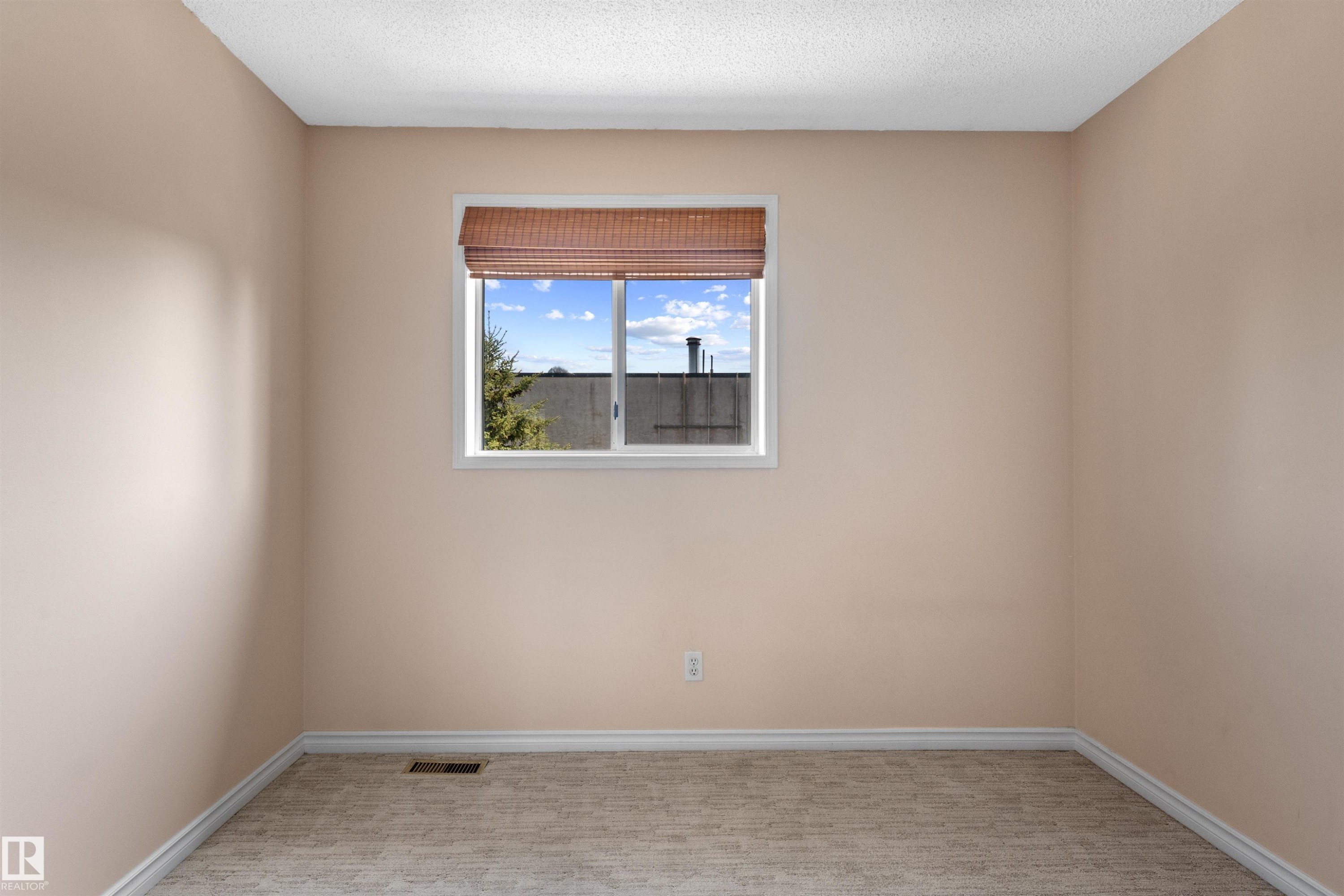 Neutral-toned walls complement the textured carpet flooring - 5 20 Deerbourne Drive, St. Albert, AB