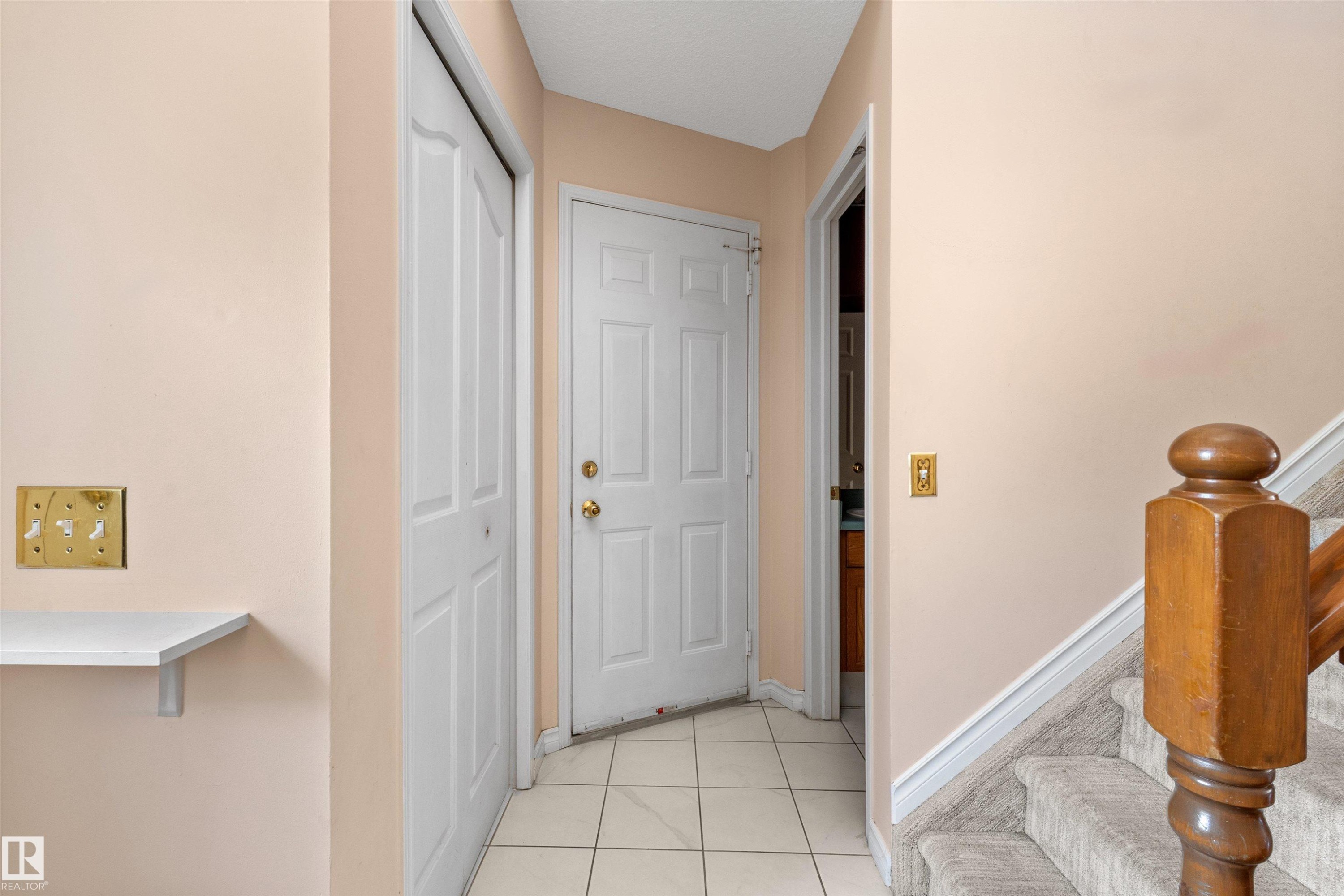 Entryway featuring light peach walls and white trim - 5 20 Deerbourne Drive, St. Albert, AB