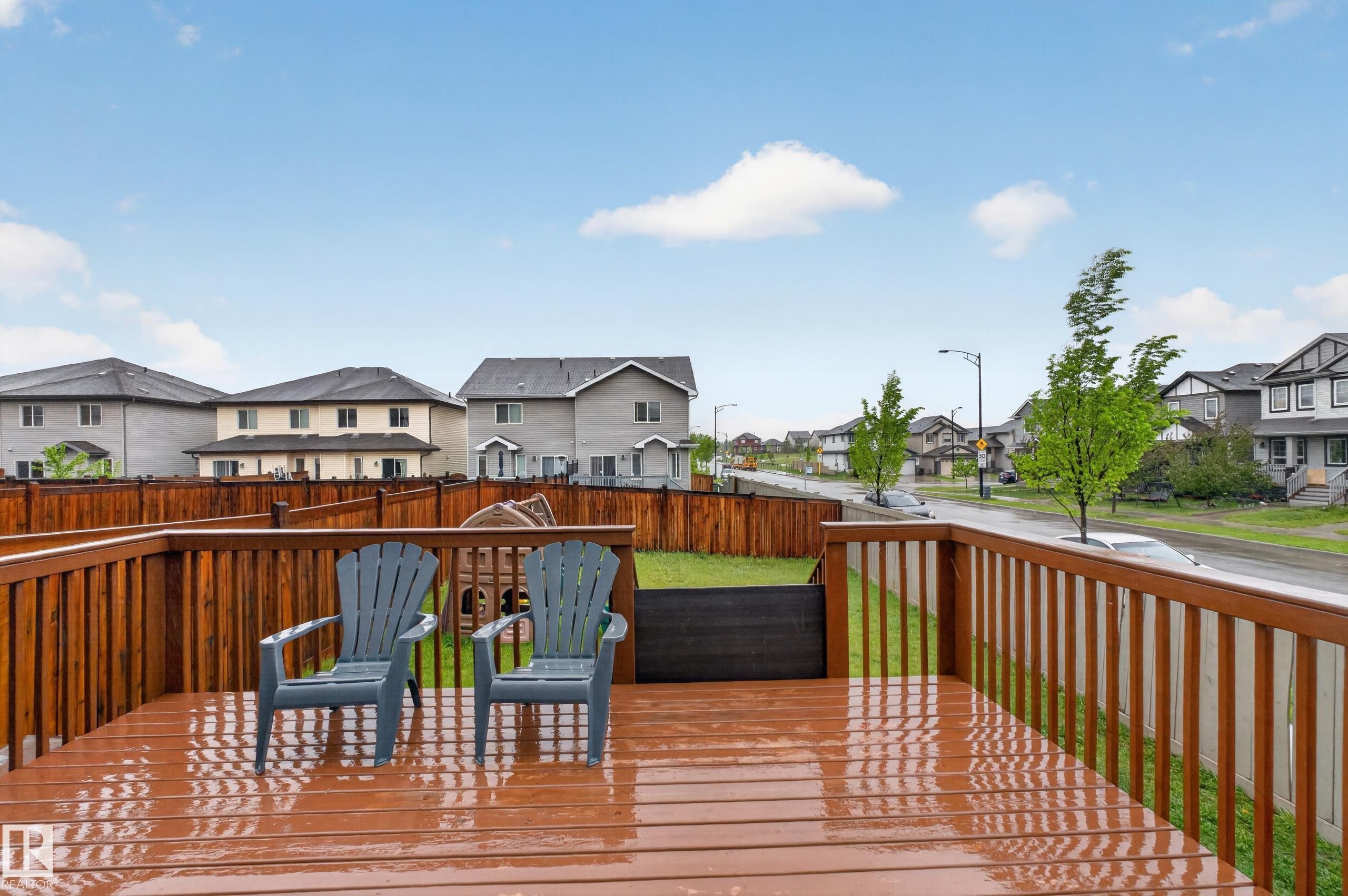 Spacious wood-finish deck with railing overlooking a fenced yard - 1404 25 Avenue, Edmonton, AB