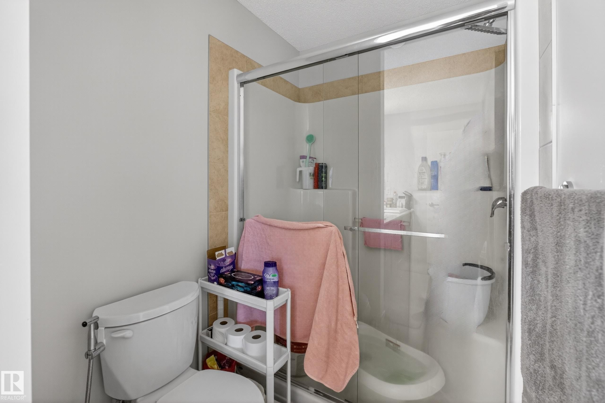 Shower enclosure with sliding glass door and chrome frame - 1404 25 Avenue, Edmonton, AB