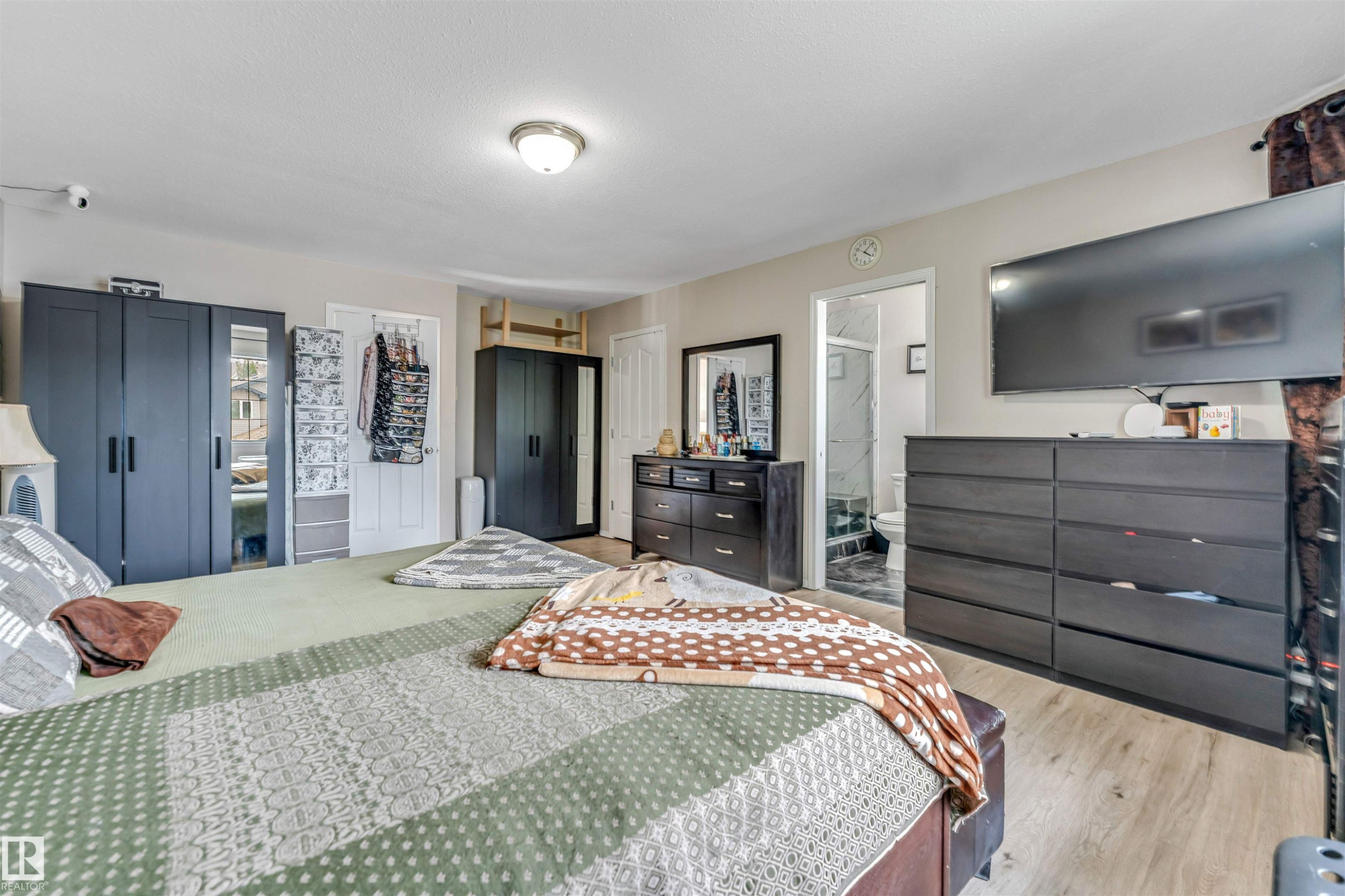 Bedroom featuring light wood-finish flooring and a ceiling-mounted light fixture - 3519 22 Street Nw, Edmonton, AB