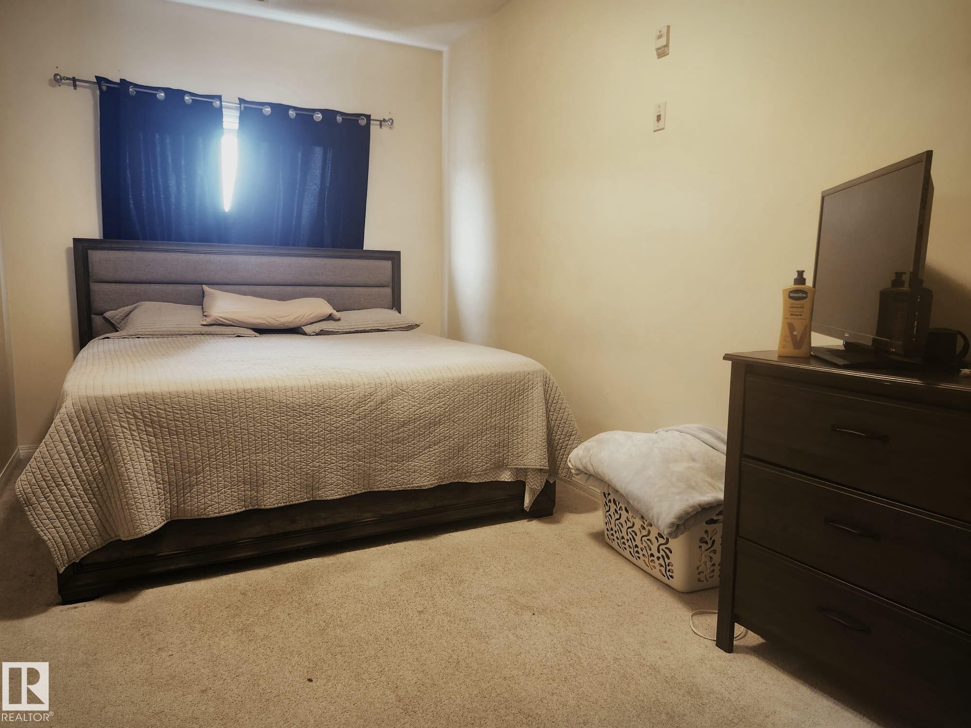 Carpeted room with neutral-toned walls - 425 4304 139 Avenue, Edmonton, AB