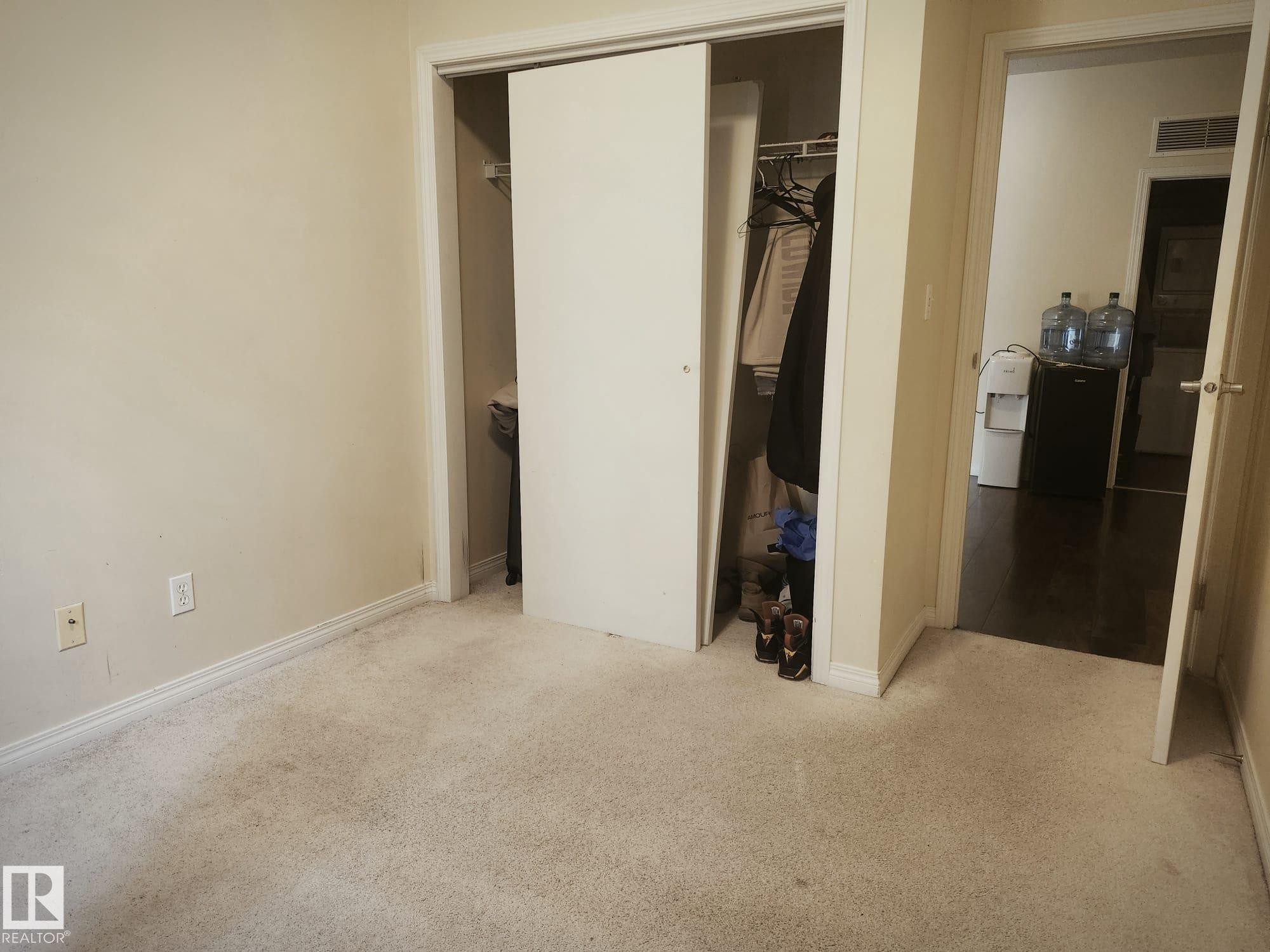 Neutral tone wall finish with carpet flooring - 425 4304 139 Avenue, Edmonton, AB