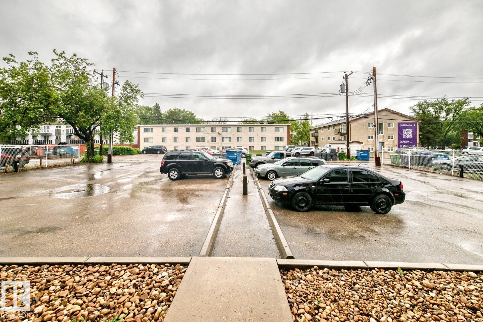 Paved parking lot with concrete curbs and gravel landscaping - 4 11917 103 Street, Edmonton, AB