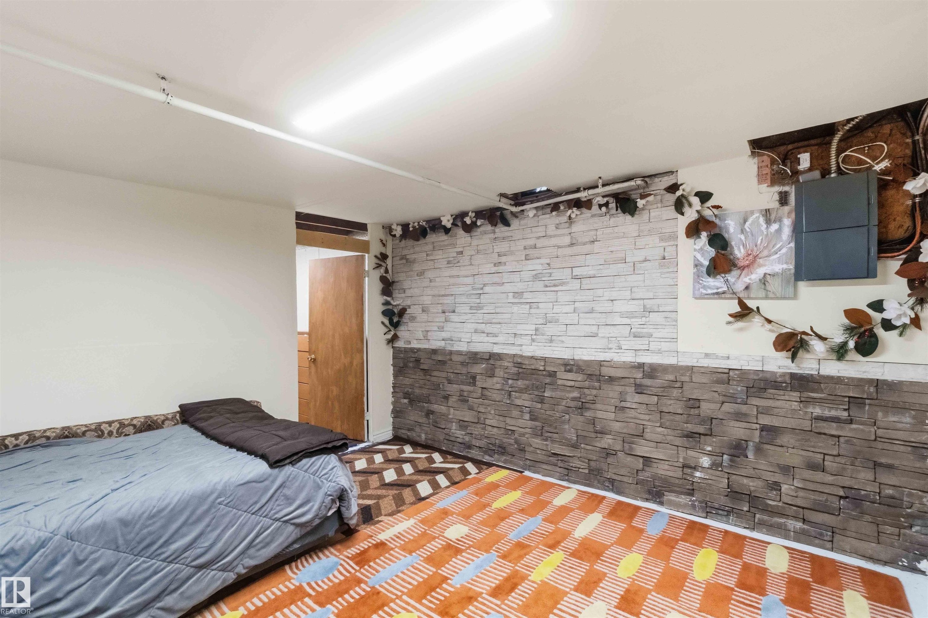 Room featuring a white painted ceiling with surface-mounted fluorescent lighting - 203 11421 34 Street Nw, Edmonton, AB