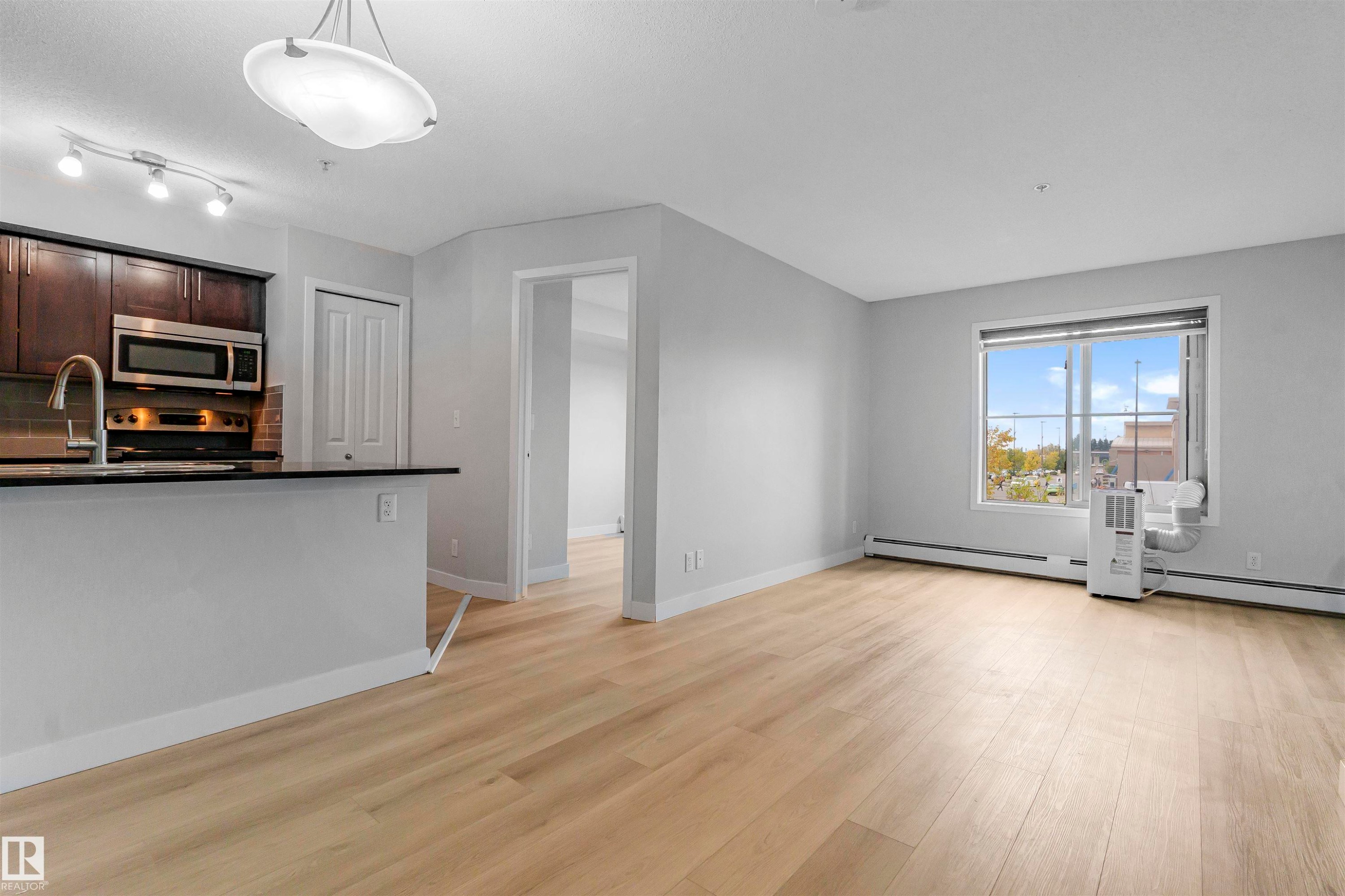 208 107 Watt Common, Edmonton, AB - Indoor Photo Showing Kitchen