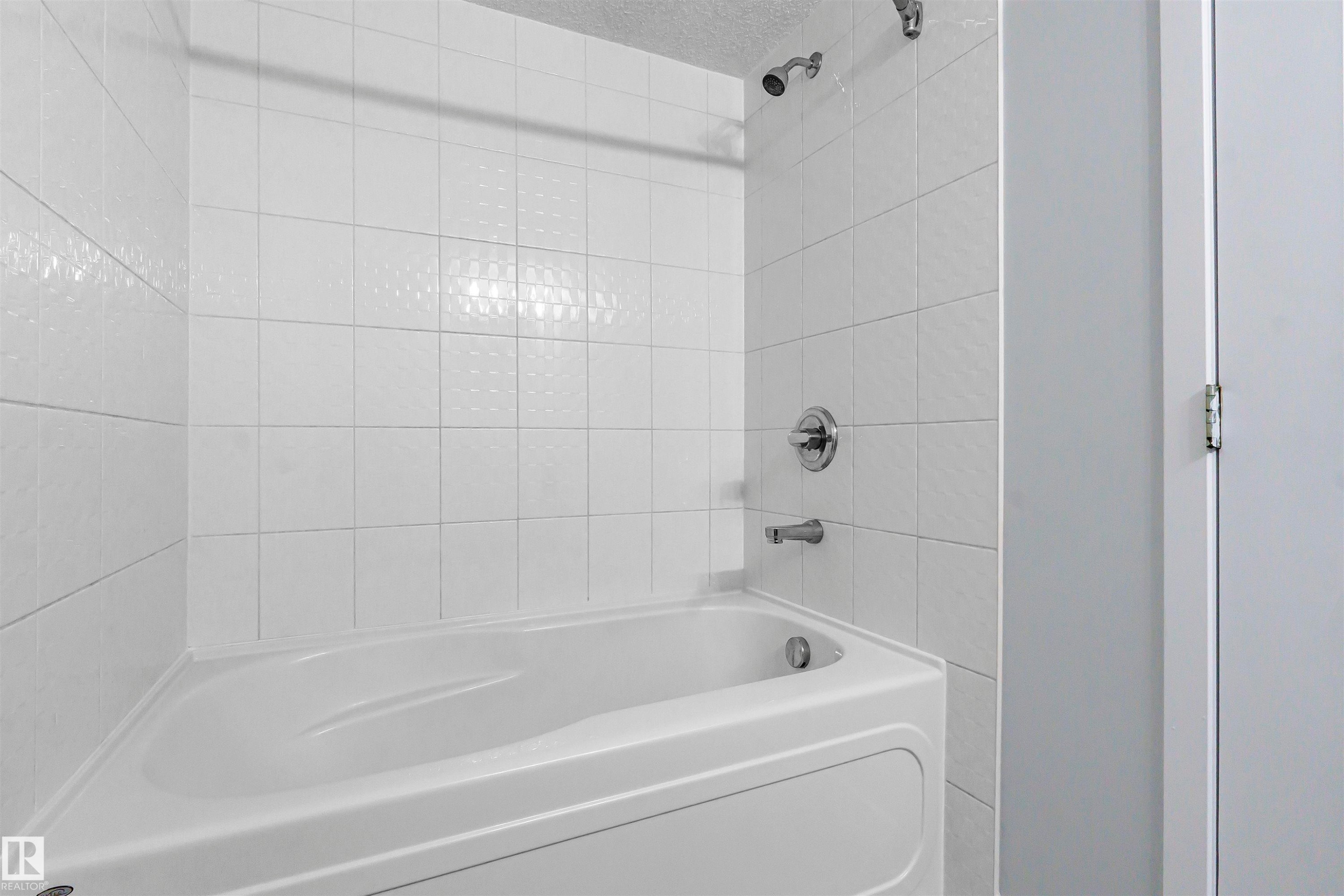 208 107 Watt Common, Edmonton, AB - Indoor Photo Showing Bathroom