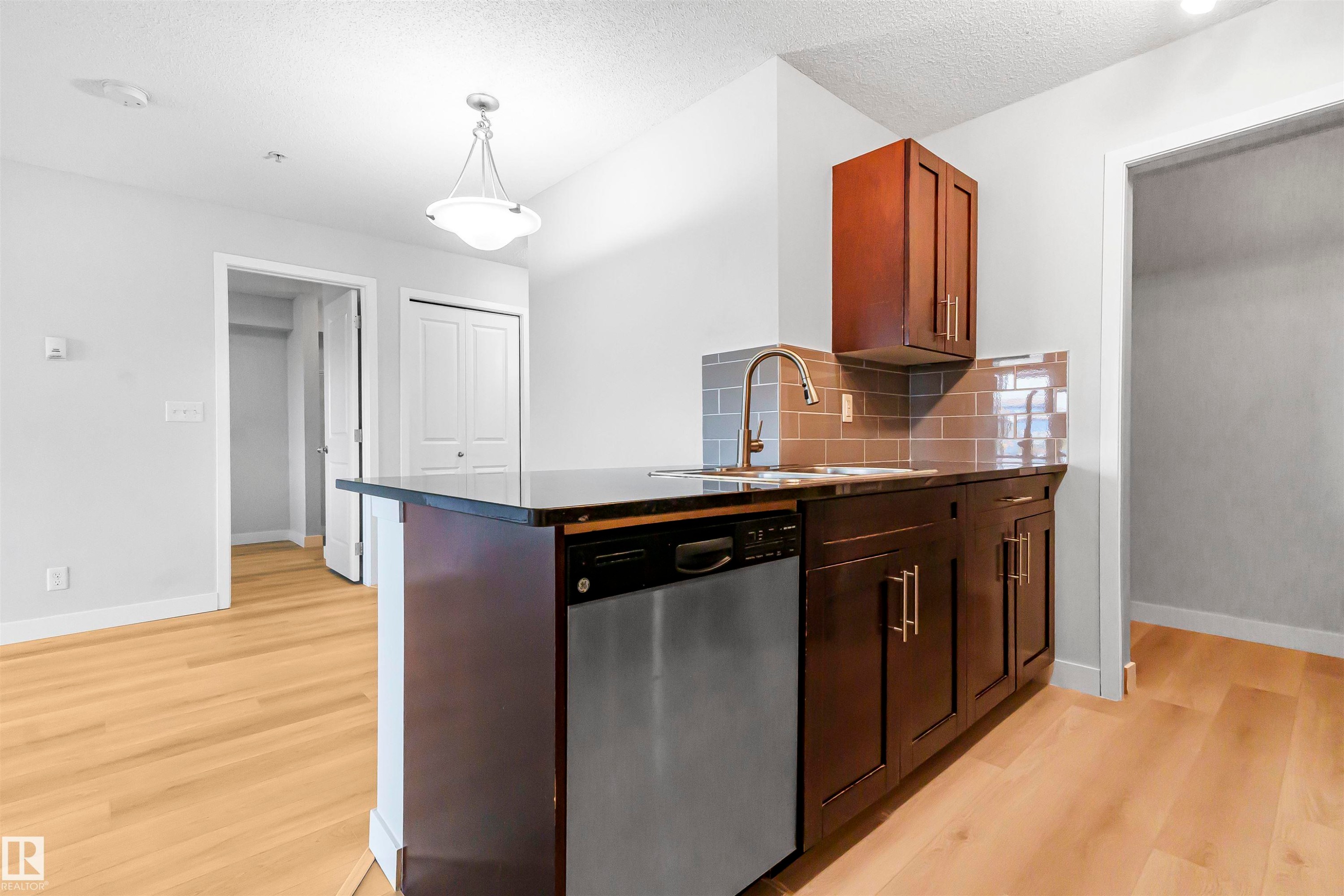 208 107 Watt Common, Edmonton, AB - Indoor Photo Showing Kitchen