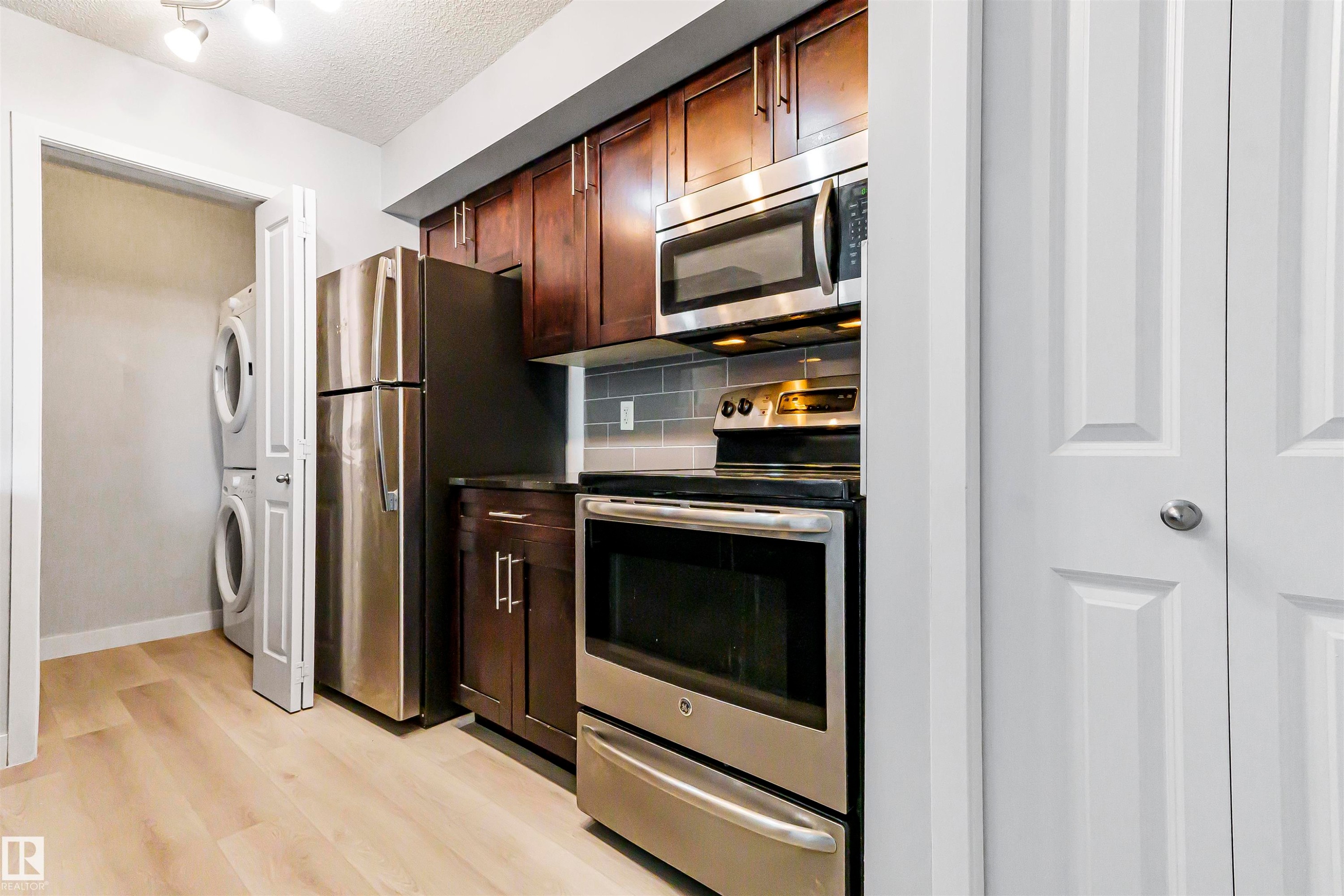 208 107 Watt Common, Edmonton, AB - Indoor Photo Showing Kitchen