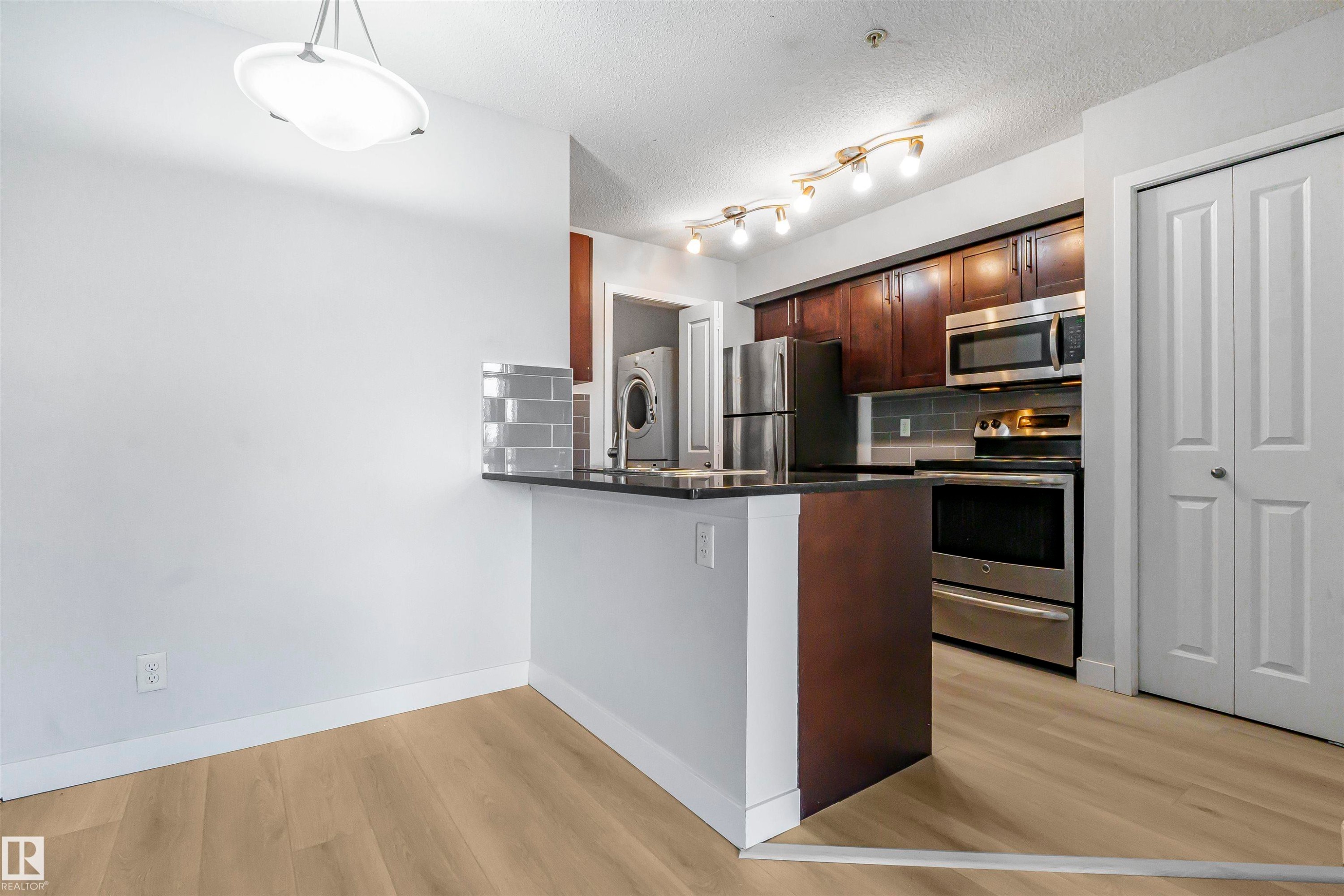 208 107 Watt Common, Edmonton, AB - Indoor Photo Showing Kitchen