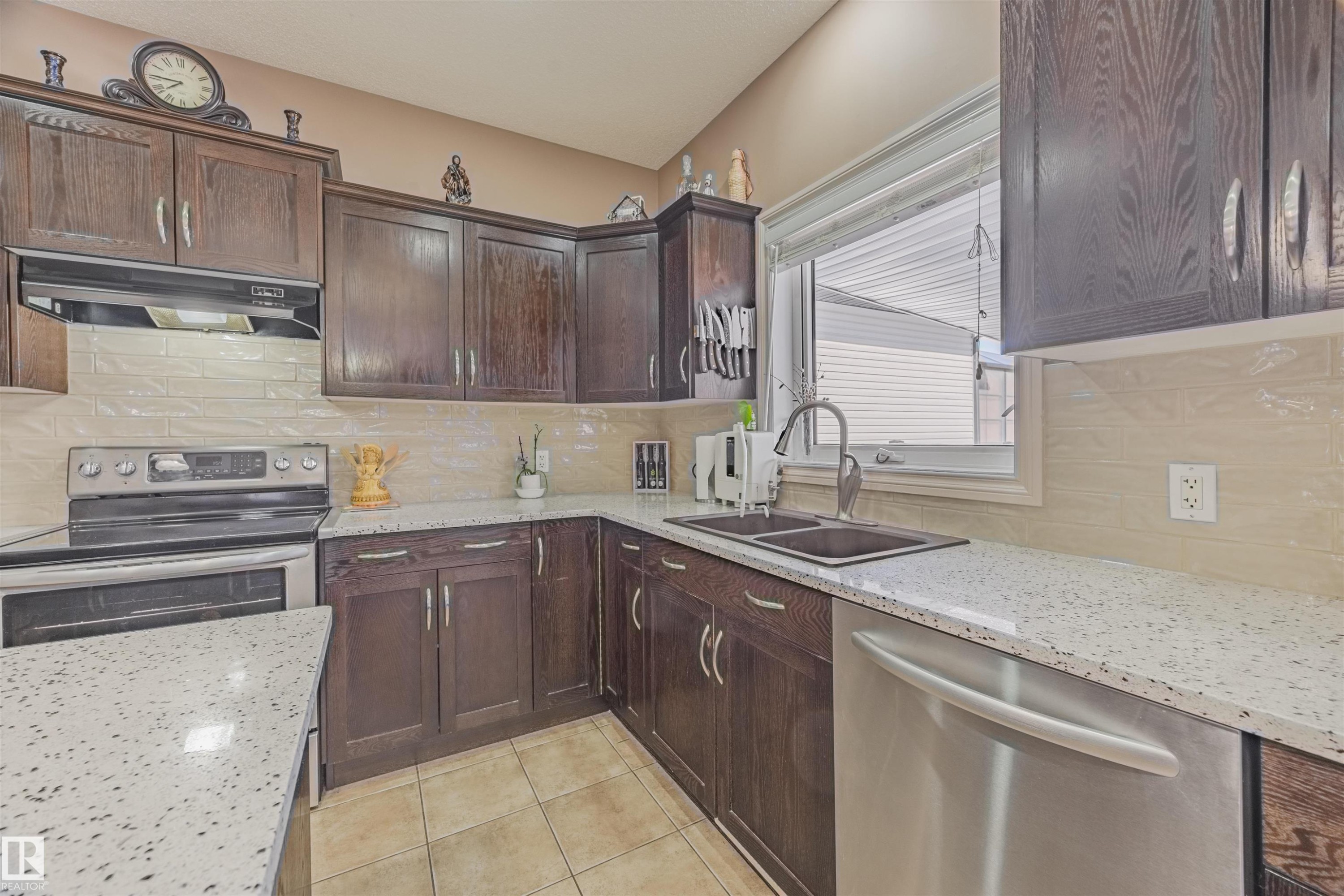 Fridge changed in 2024. Dishwasher and Stove purchased in 2015. Quartz countertops & kitchen backsplash done in 2022. - 57 Homestead Crescent Nw, Edmonton, AB - Indoor Photo Showing Kitchen With Double Sink With Upgraded Kitchen