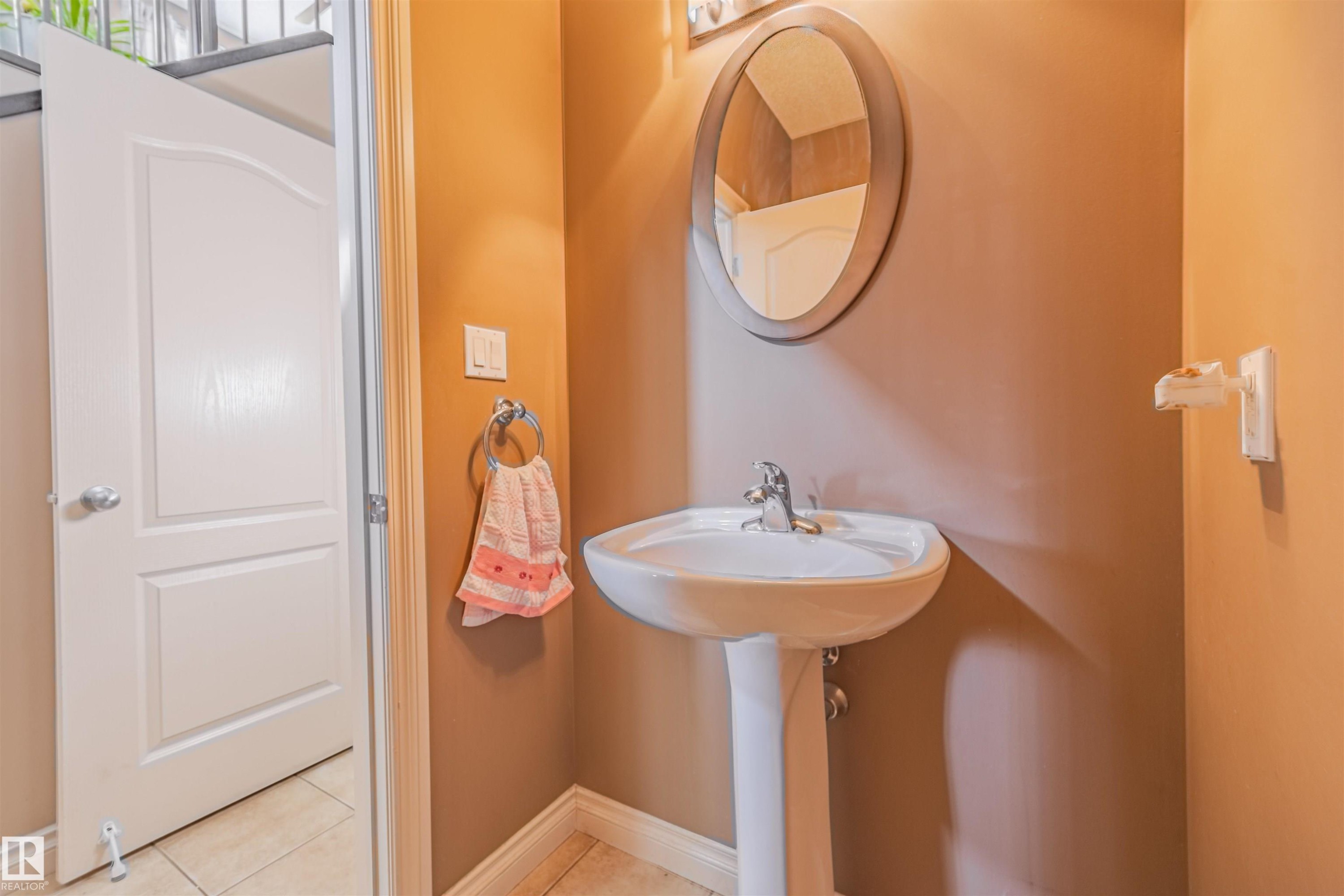 Main level 2-pc bathroom. - 57 Homestead Crescent Nw, Edmonton, AB - Indoor Photo Showing Bathroom