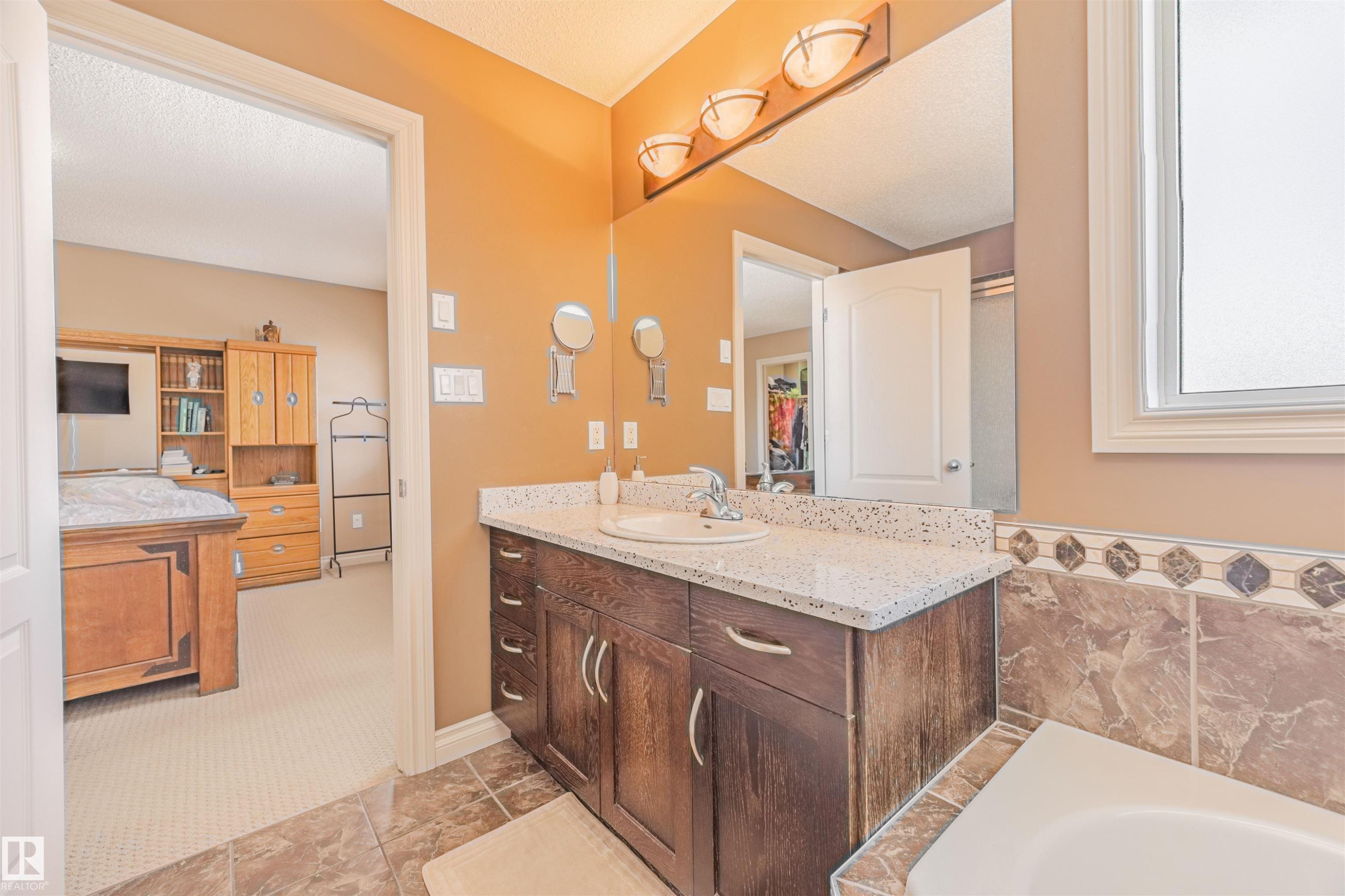 4-PC Ensuite bathroom off the primary bedroom featuring jetted tub. - 57 Homestead Crescent Nw, Edmonton, AB - Indoor Photo Showing Bathroom