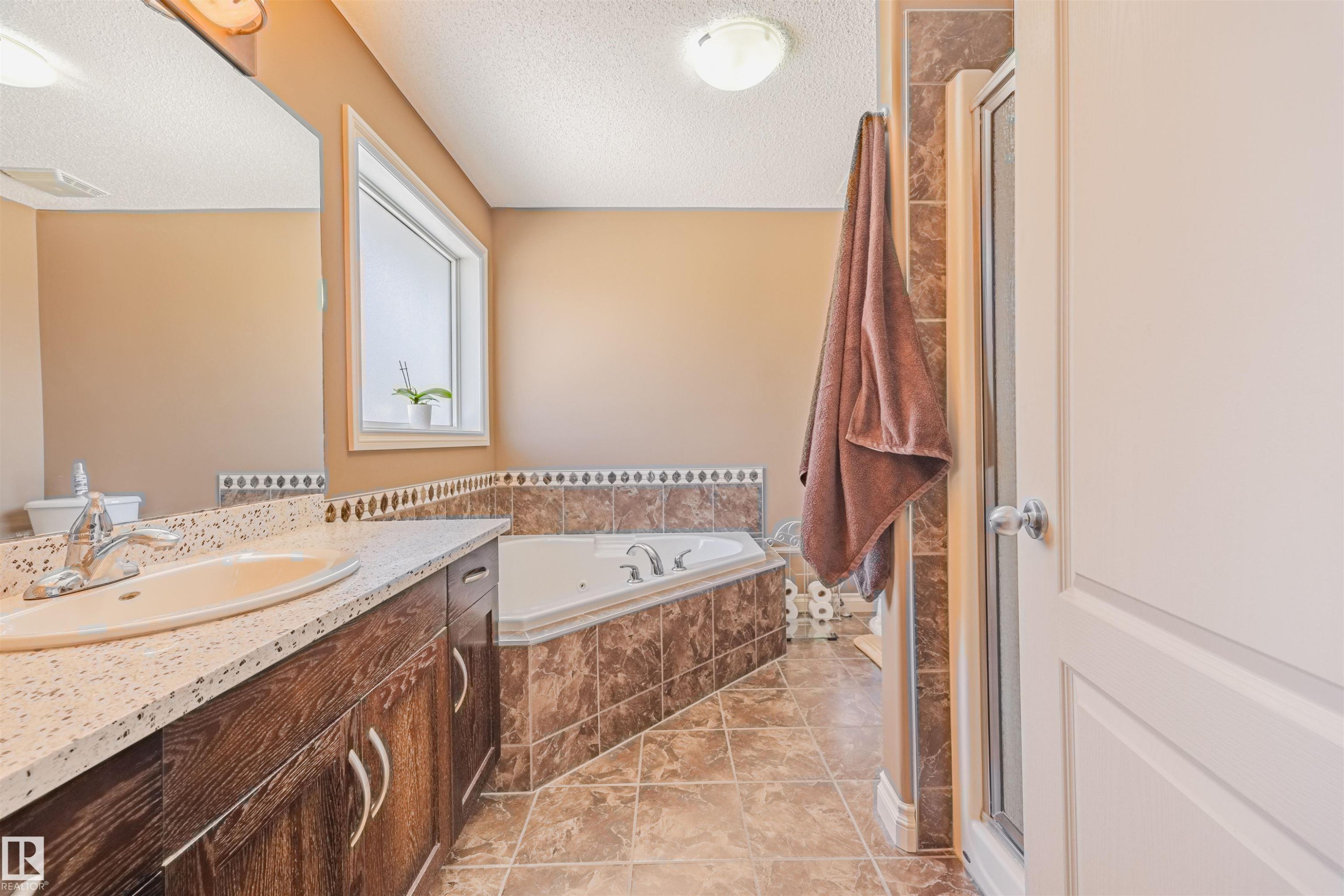 4-PC Ensuite bathroom off the primary bedroom featuring jetted tub. - 57 Homestead Crescent Nw, Edmonton, AB - Indoor Photo Showing Bathroom