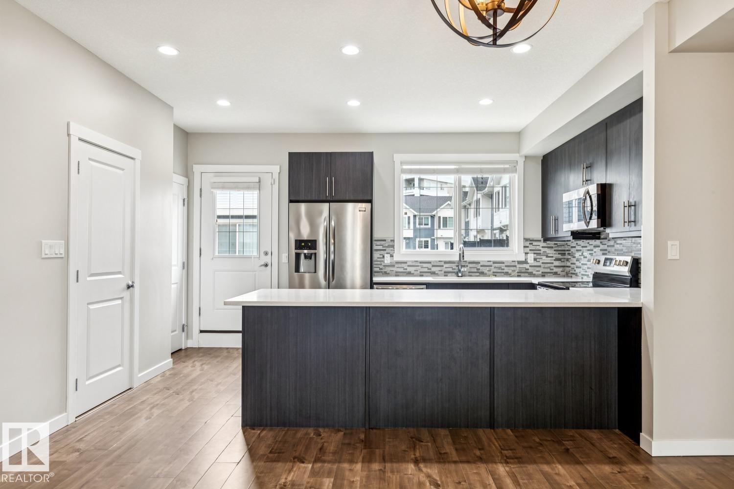 739 Allard Boulevard Sw, Edmonton, AB - Indoor Photo Showing Kitchen