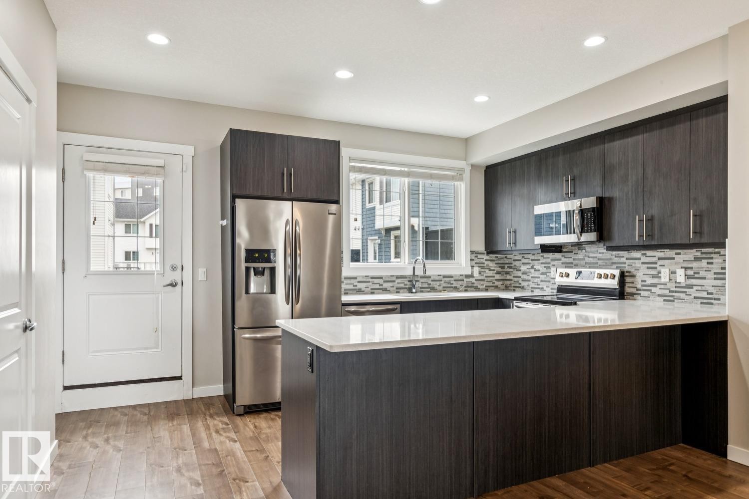 739 Allard Boulevard Sw, Edmonton, AB - Indoor Photo Showing Kitchen With Stainless Steel Kitchen With Upgraded Kitchen