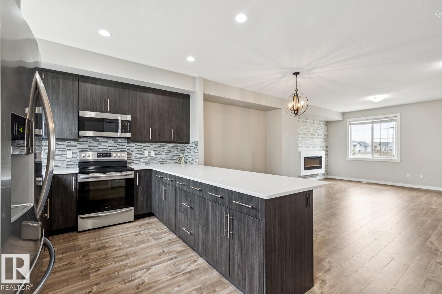 739 Allard Boulevard Sw, Edmonton, AB - Indoor Photo Showing Kitchen With Upgraded Kitchen
