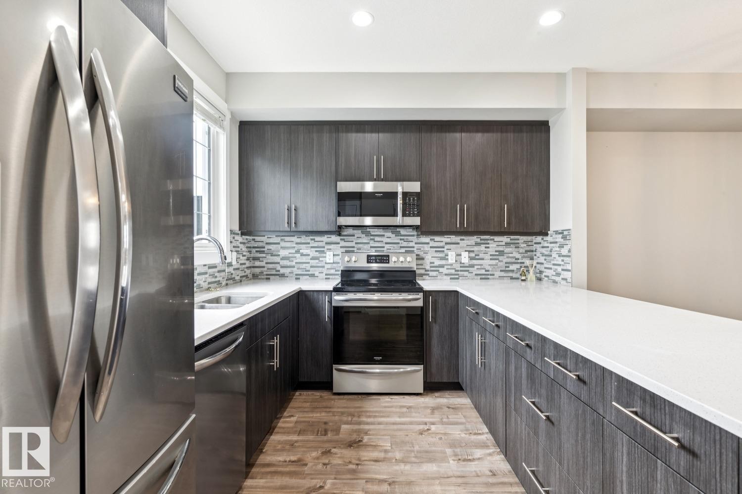 739 Allard Boulevard Sw, Edmonton, AB - Indoor Photo Showing Kitchen With Stainless Steel Kitchen With Upgraded Kitchen