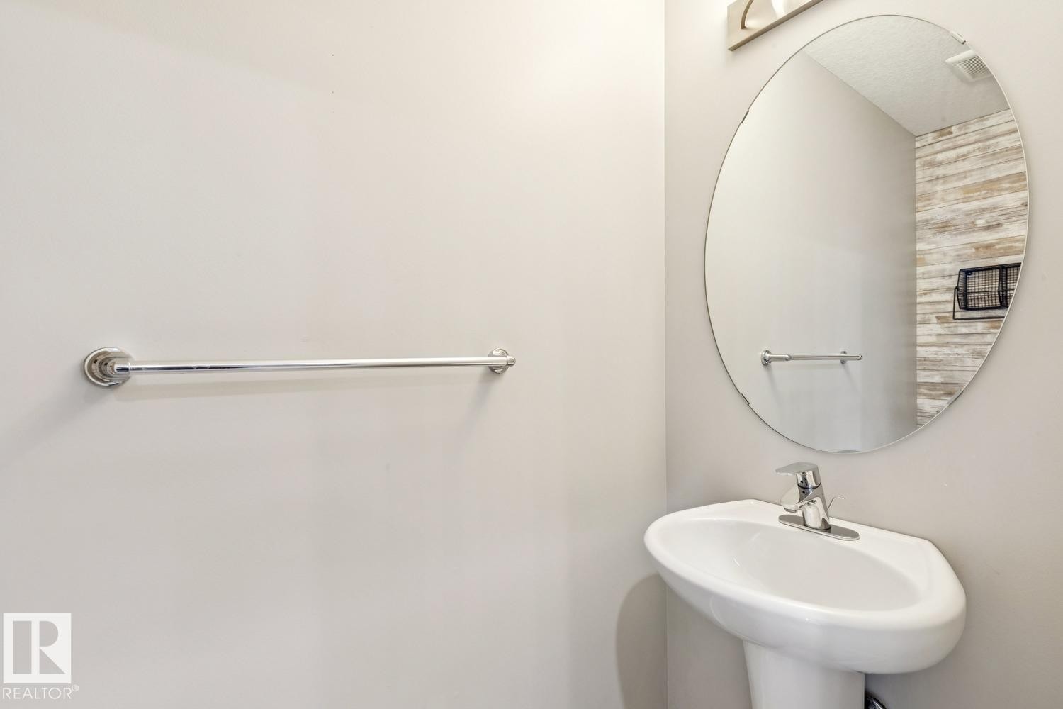 739 Allard Boulevard Sw, Edmonton, AB - Indoor Photo Showing Bathroom
