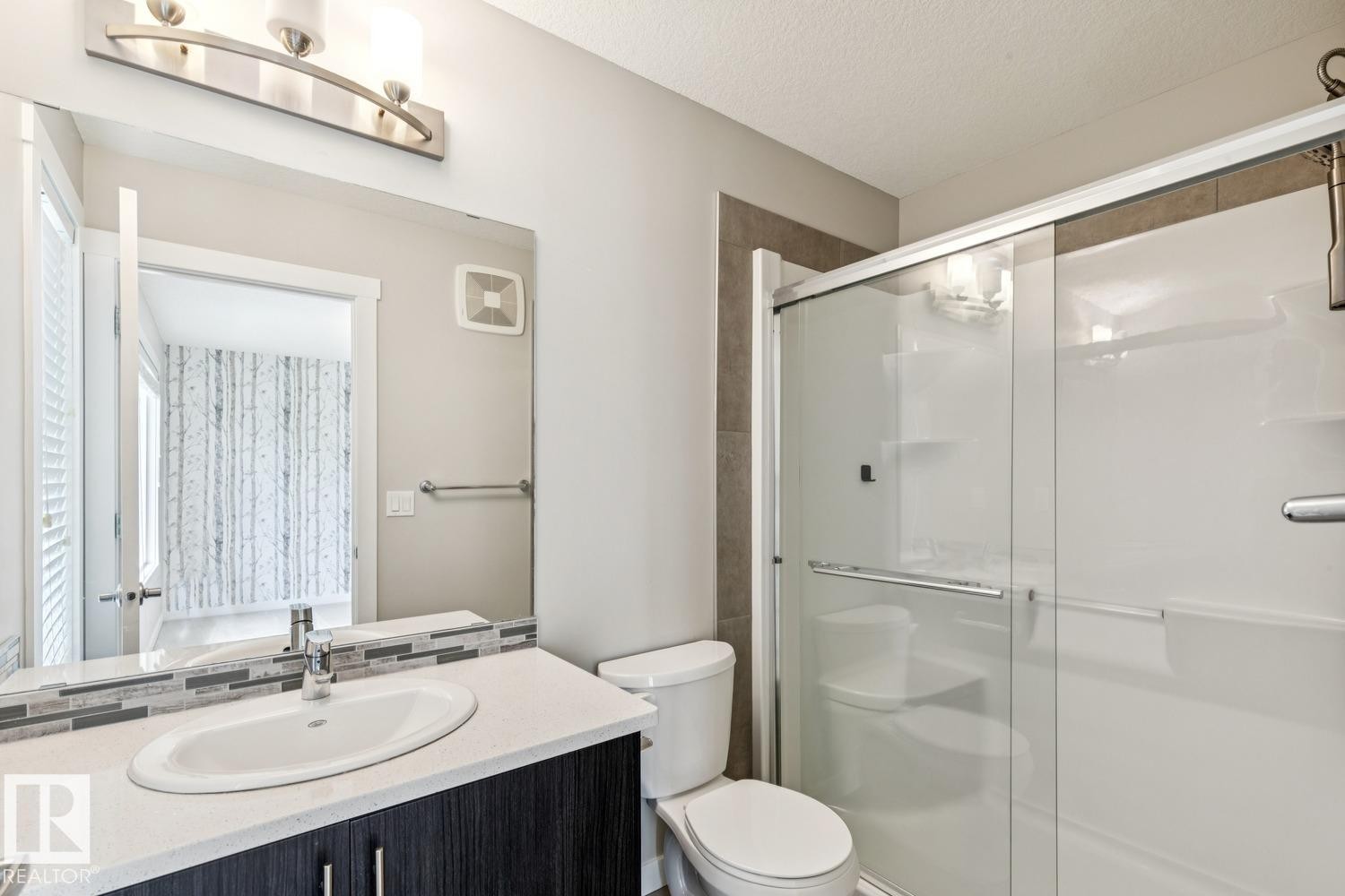 739 Allard Boulevard Sw, Edmonton, AB - Indoor Photo Showing Bathroom
