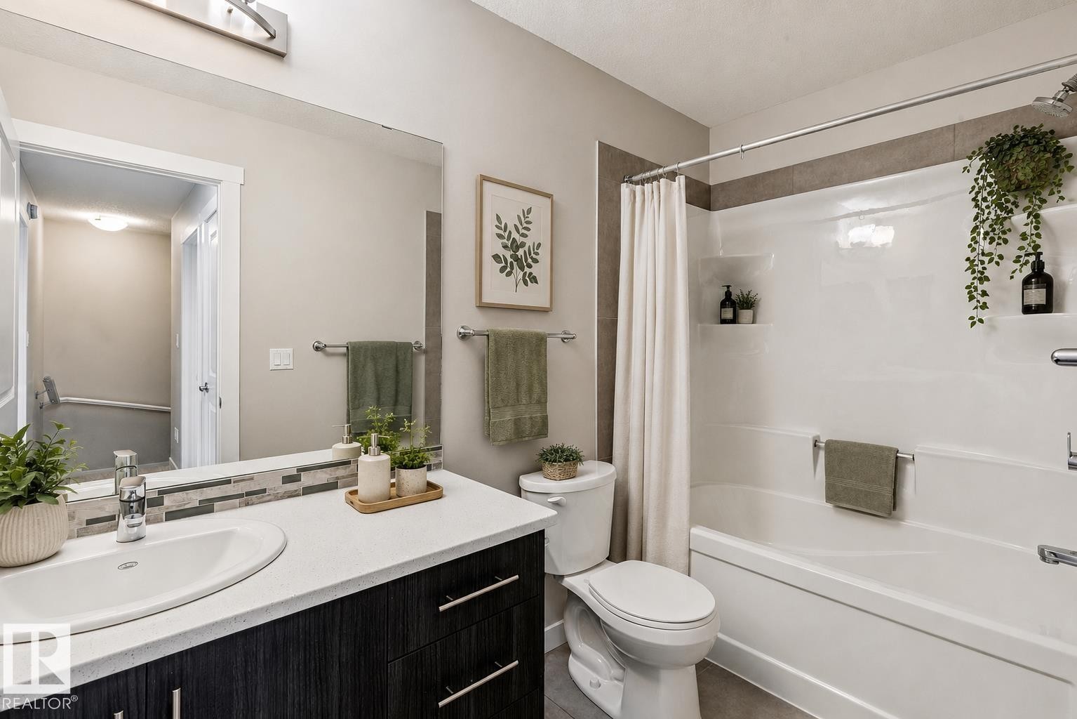 739 Allard Boulevard Sw, Edmonton, AB - Indoor Photo Showing Bathroom