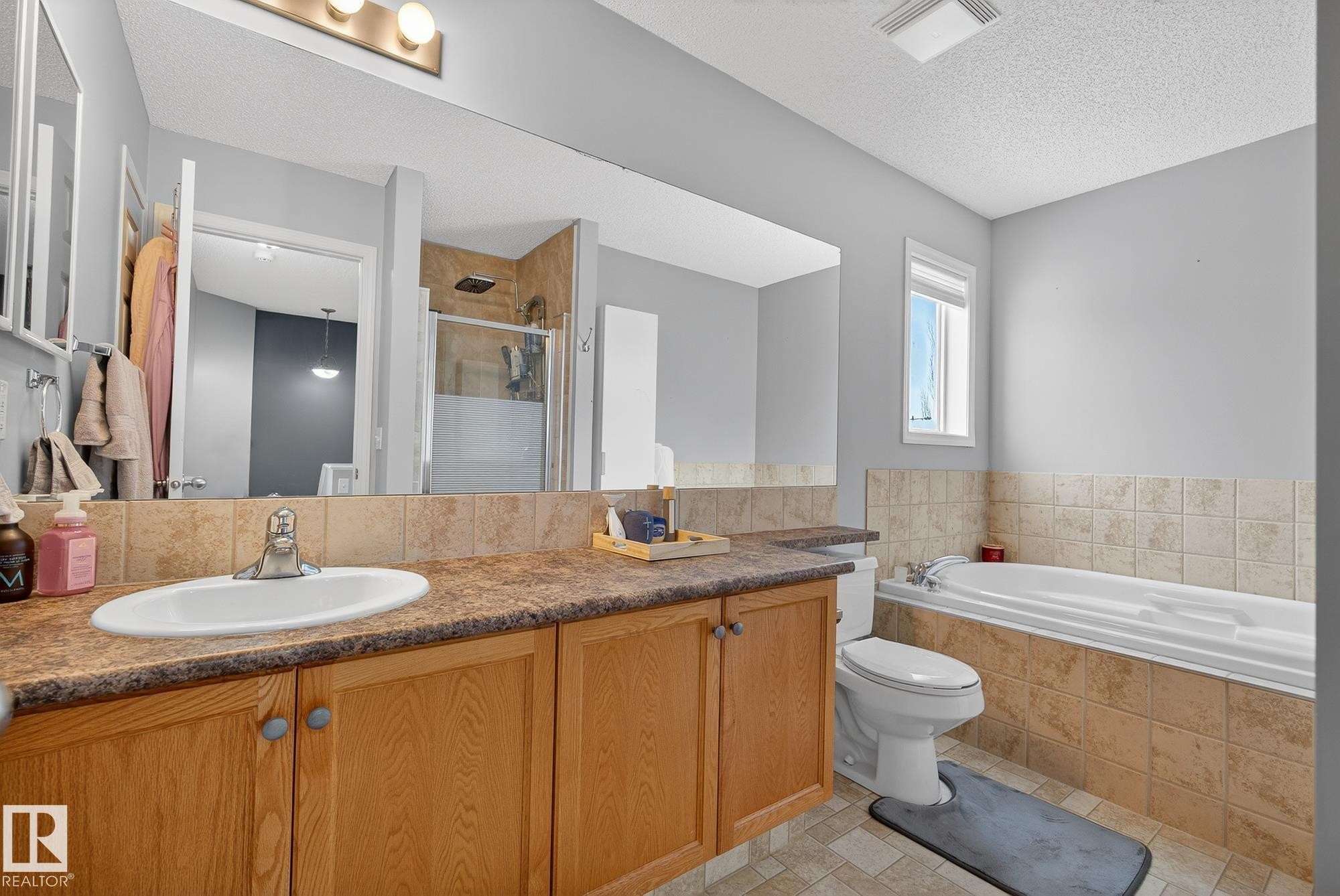 UPPER LEVEL..HUGE.. 4PCE.. SHOWER + A SOAKER TUB - 67 Summerfield Point(E), Sherwood Park, AB