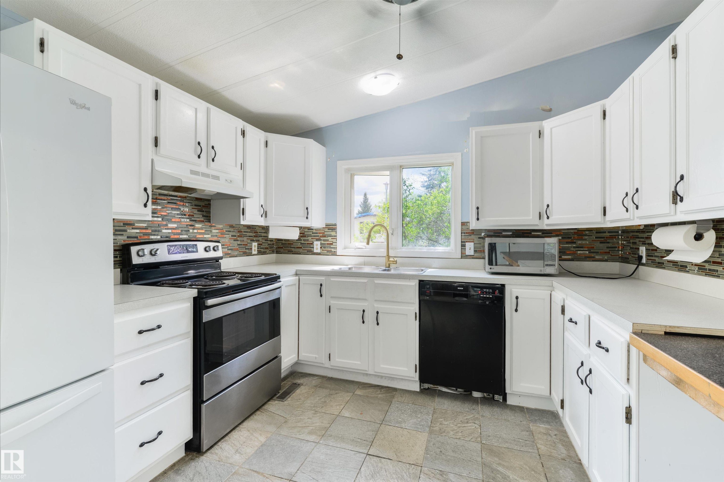 6 Hillcrest Drive, Edmonton, AB - Indoor Photo Showing Kitchen With Double Sink