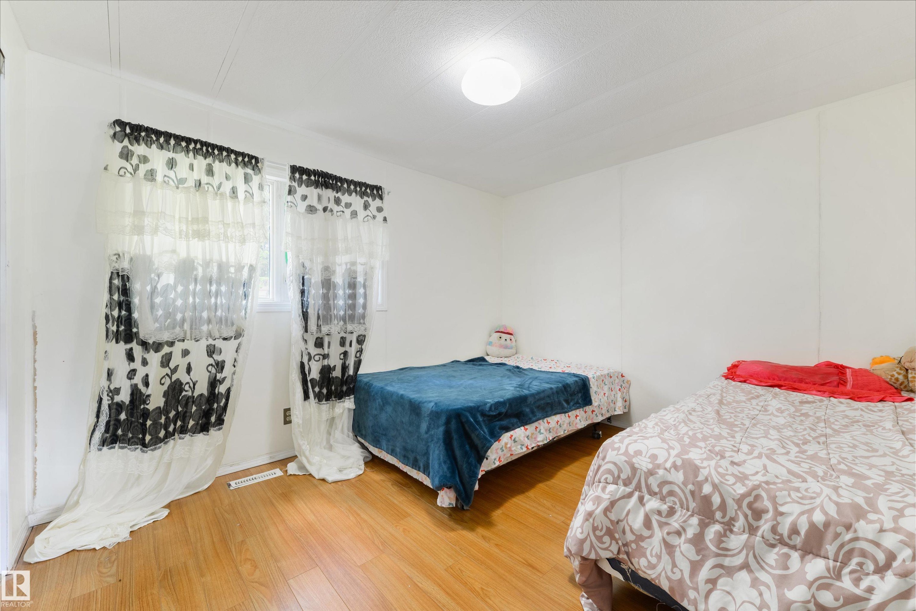6 Hillcrest Drive, Edmonton, AB - Indoor Photo Showing Bedroom