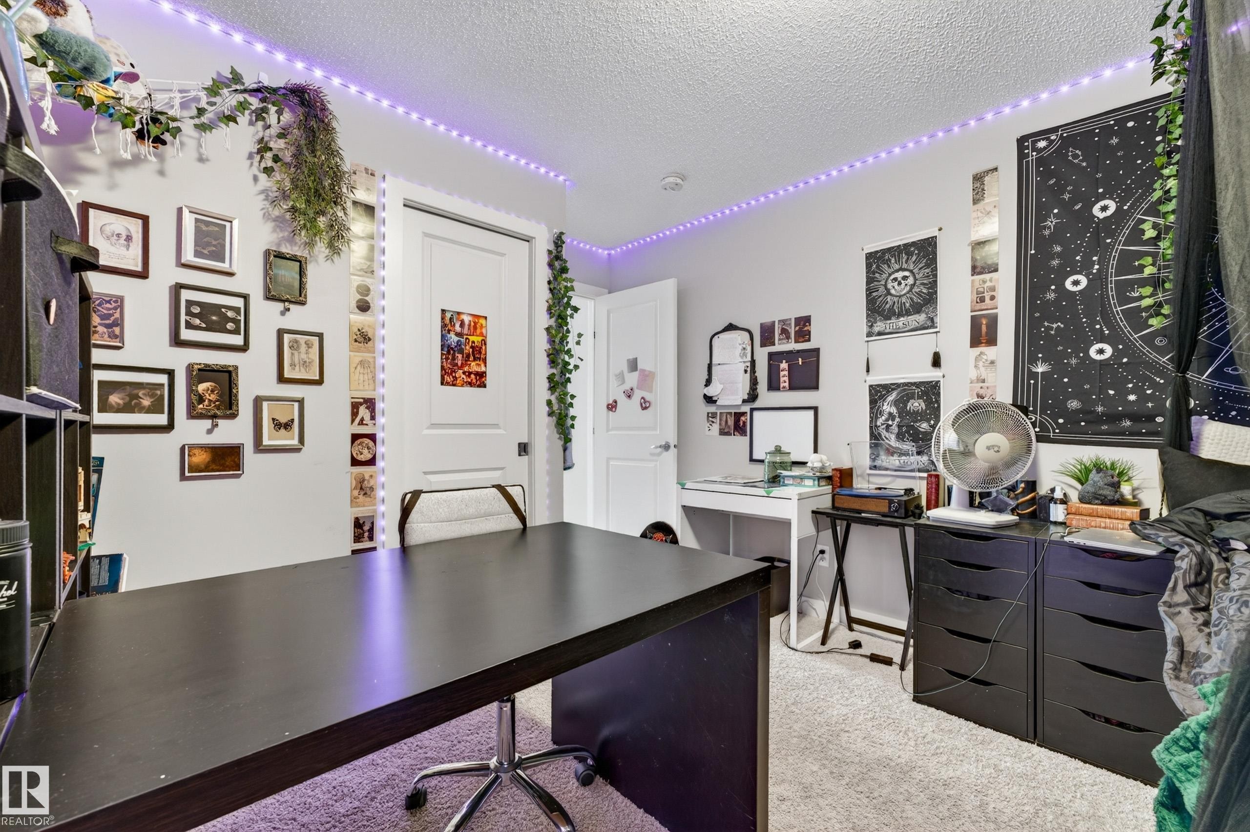 Neutral wall color with textured ceiling and light-toned carpet flooring - 85 165 Cy Becker Boulevard, Edmonton, AB - Indoor Photo Showing Office