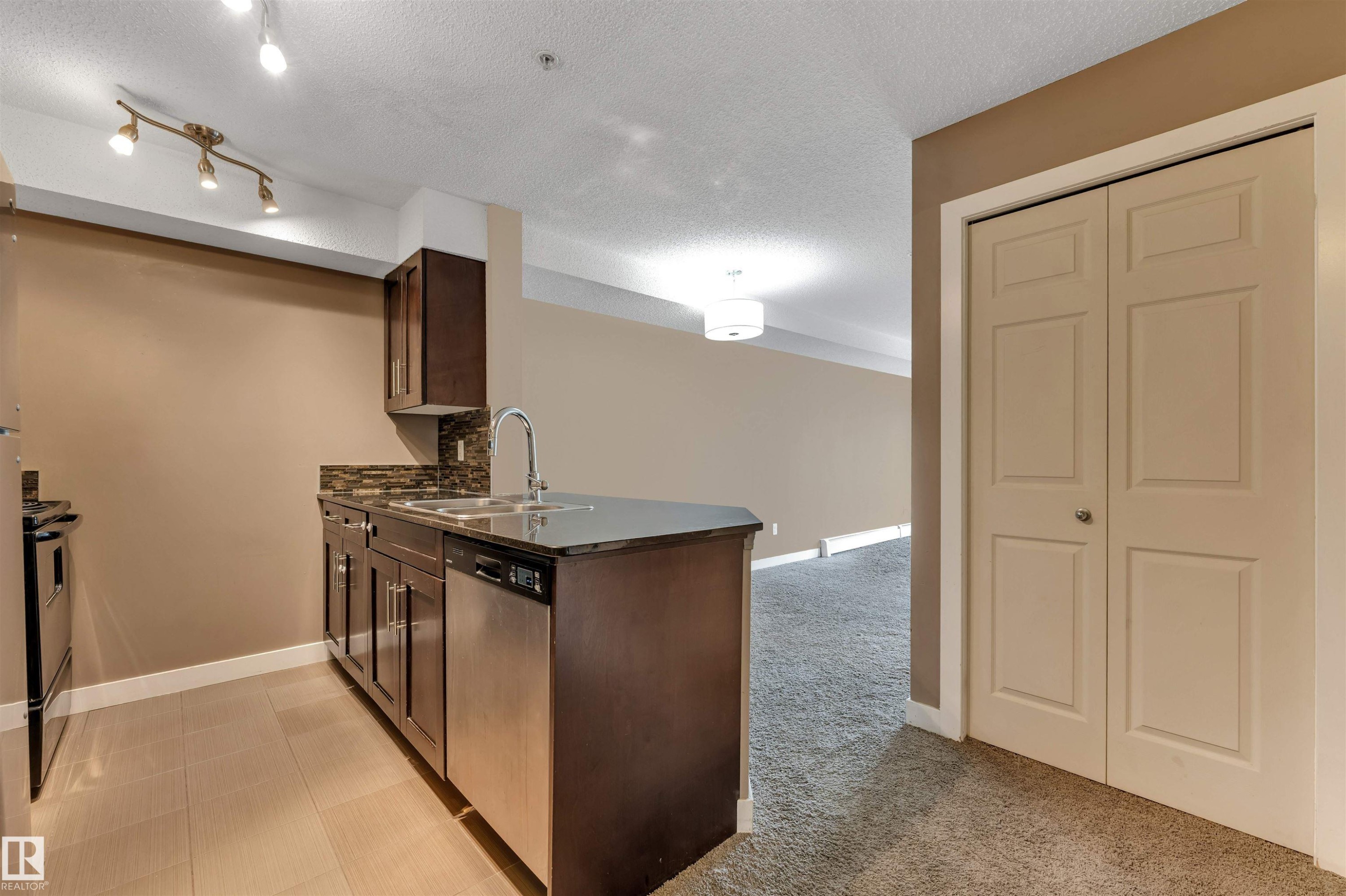 #209 11812 22 Av Sw Sw, Edmonton, AB - Indoor Photo Showing Kitchen