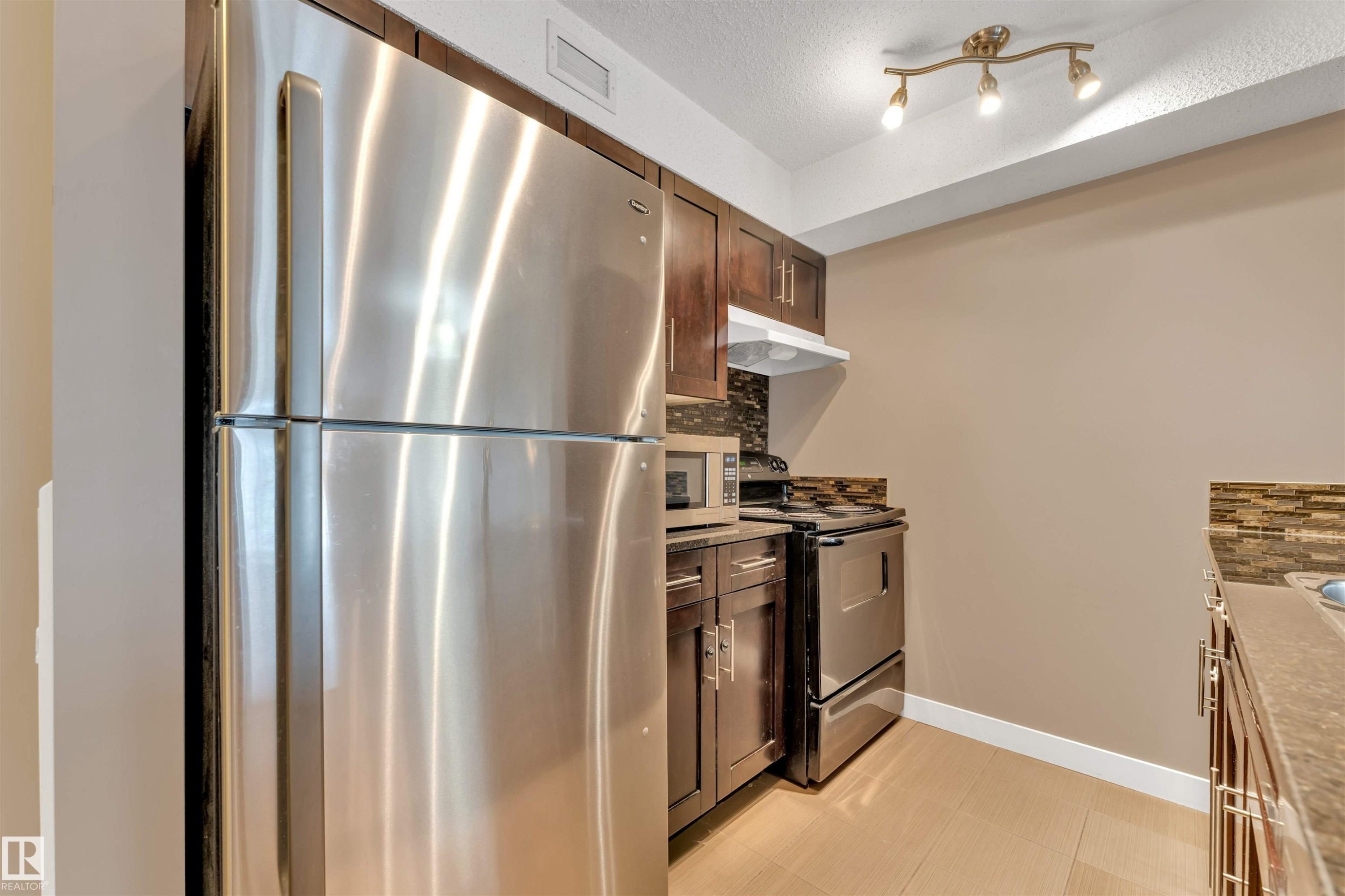 #209 11812 22 Av Sw Sw, Edmonton, AB - Indoor Photo Showing Kitchen