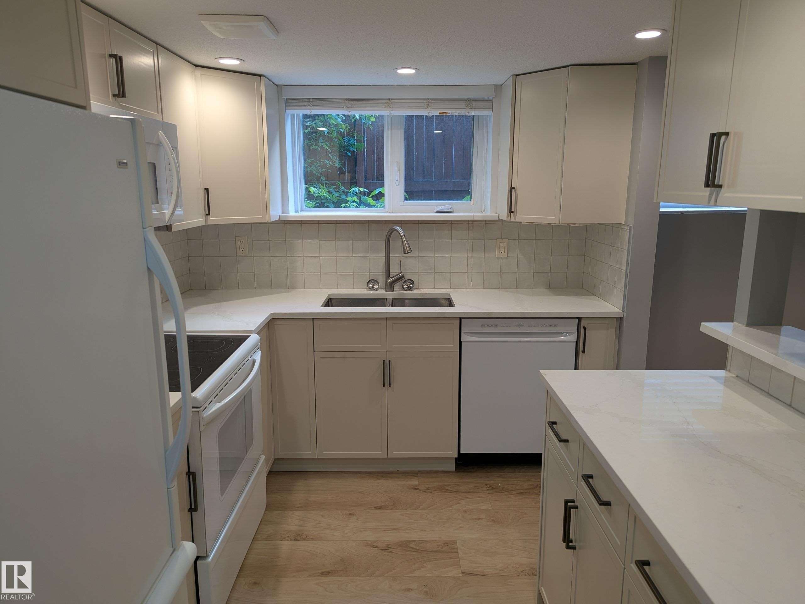 10524 84 Avenue Nw, Edmonton, AB - Indoor Photo Showing Kitchen