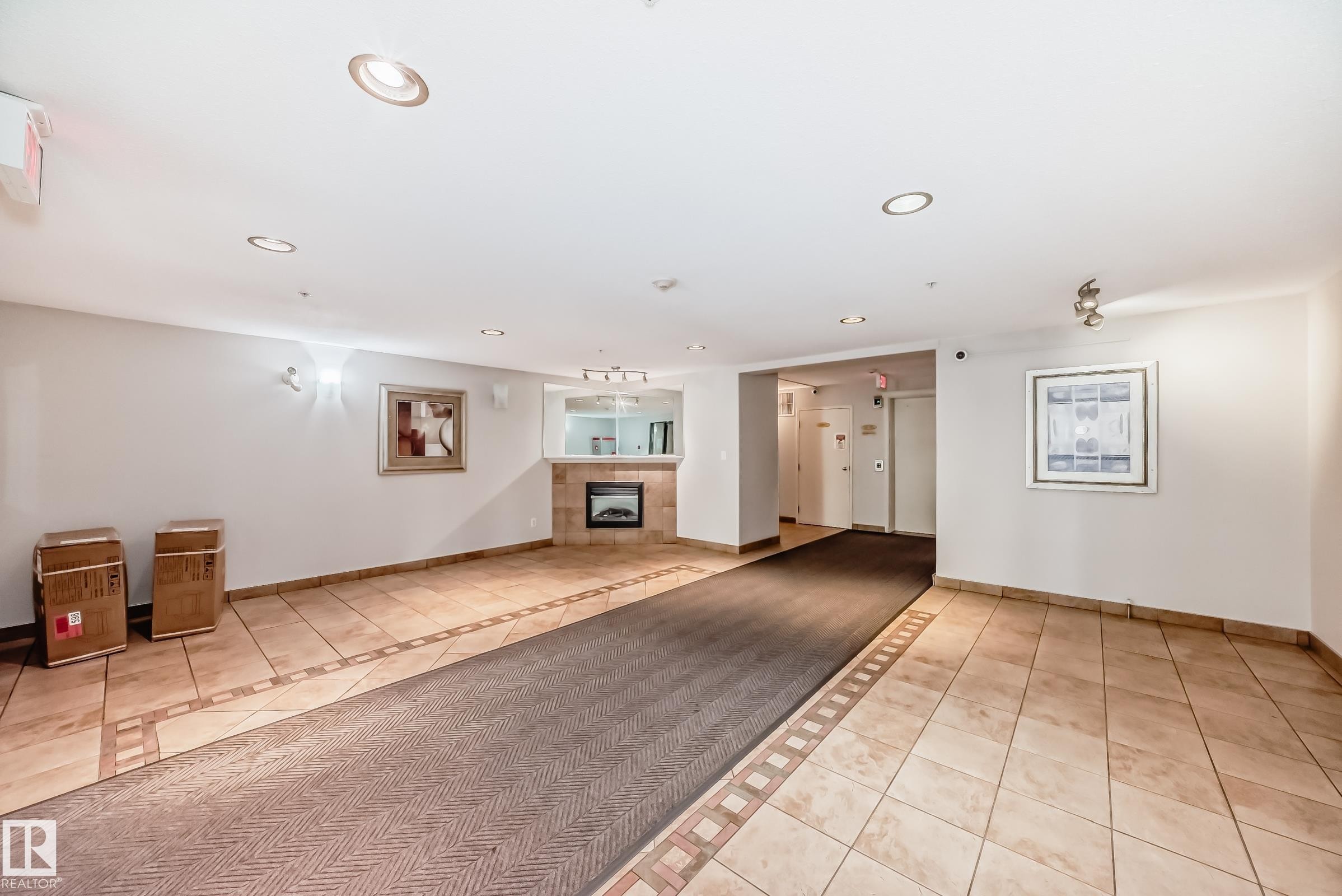 Tiled flooring with decorative border accents - 214 9938 104 Street, Edmonton, AB