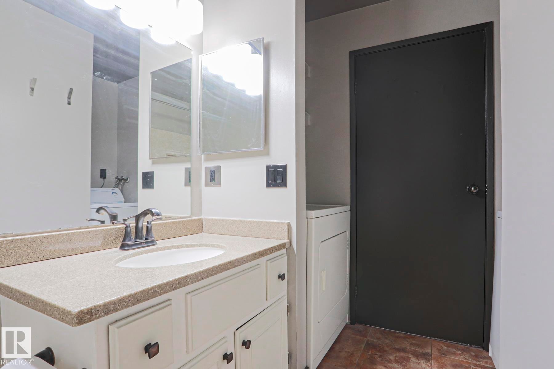 3959 62 Street Nw, Edmonton, AB - Indoor Photo Showing Bathroom