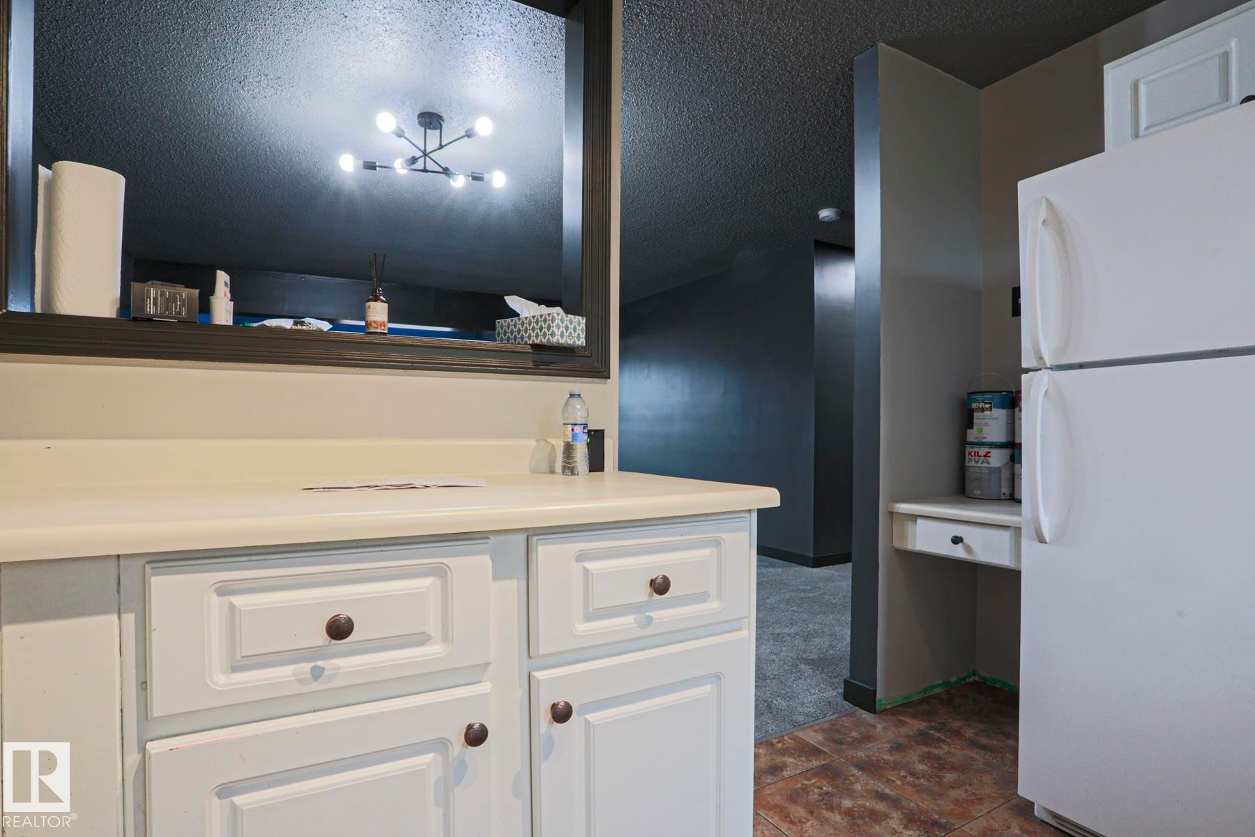 3959 62 Street Nw, Edmonton, AB - Indoor