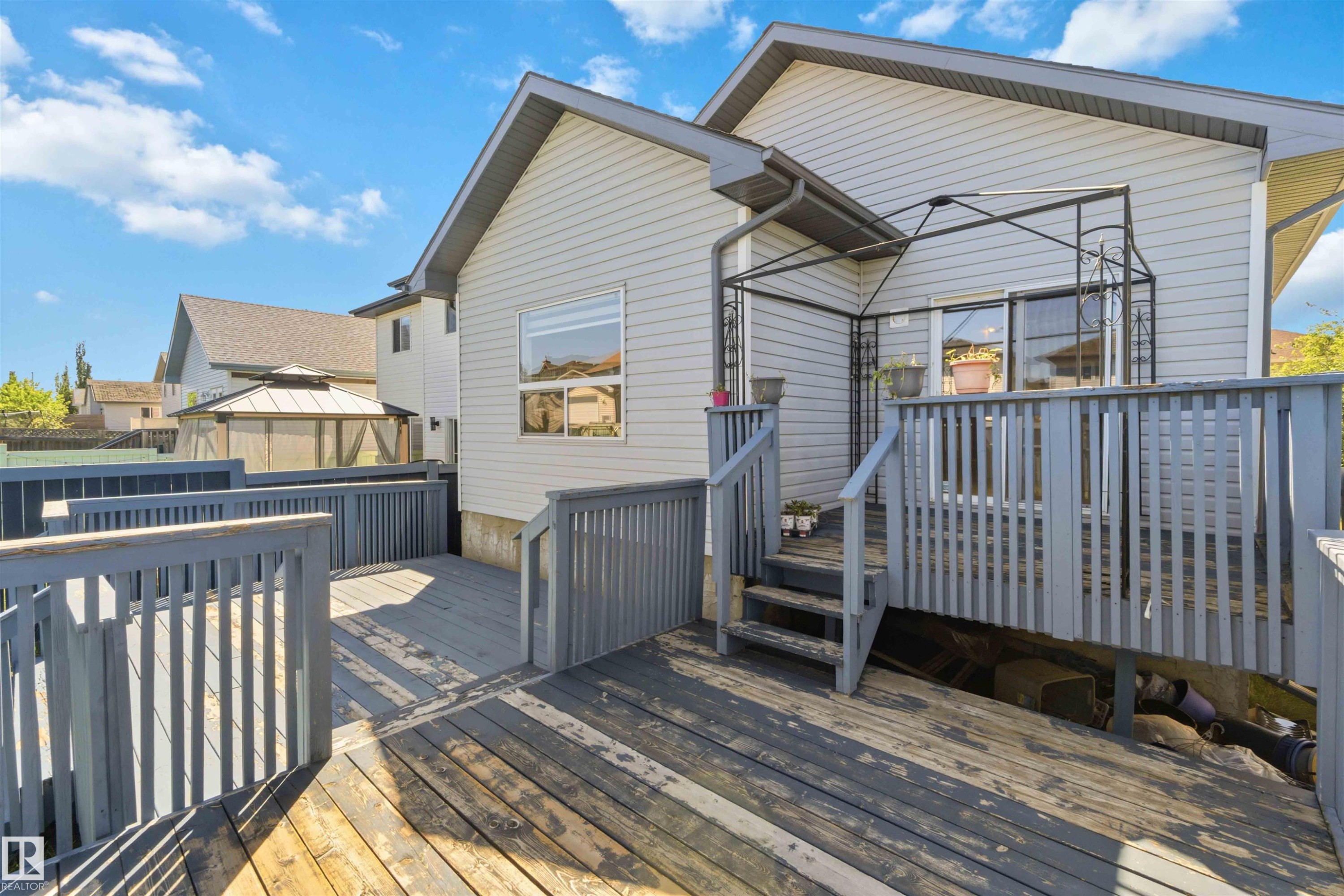 Multi-level wood deck featuring a neutral gray finish - 2012 35A Avenue, Edmonton, AB