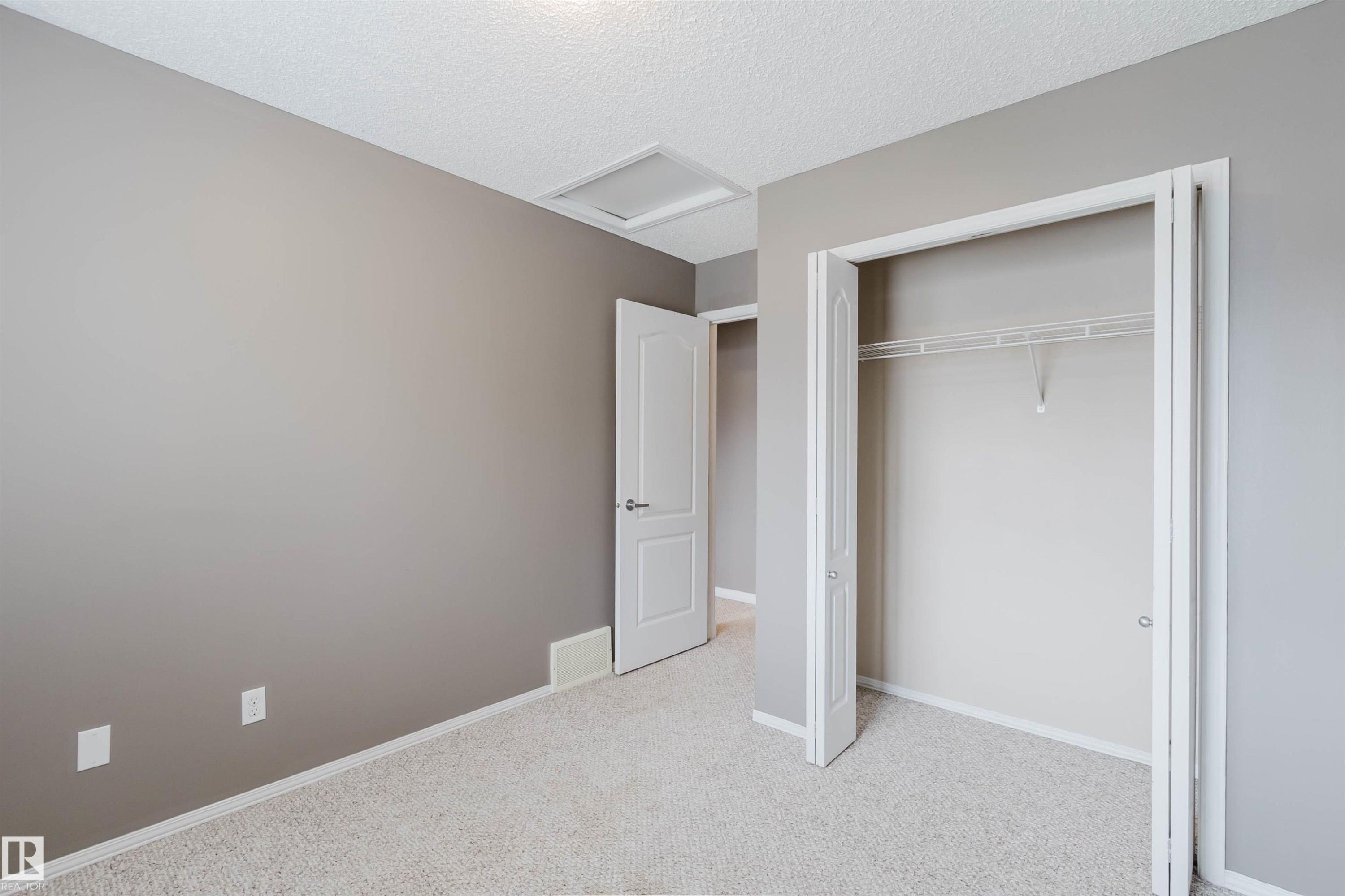 Neutral-toned interior room featuring light-colored carpet flooring - 38 1780 Glastonbury Boulevard, Edmonton, AB