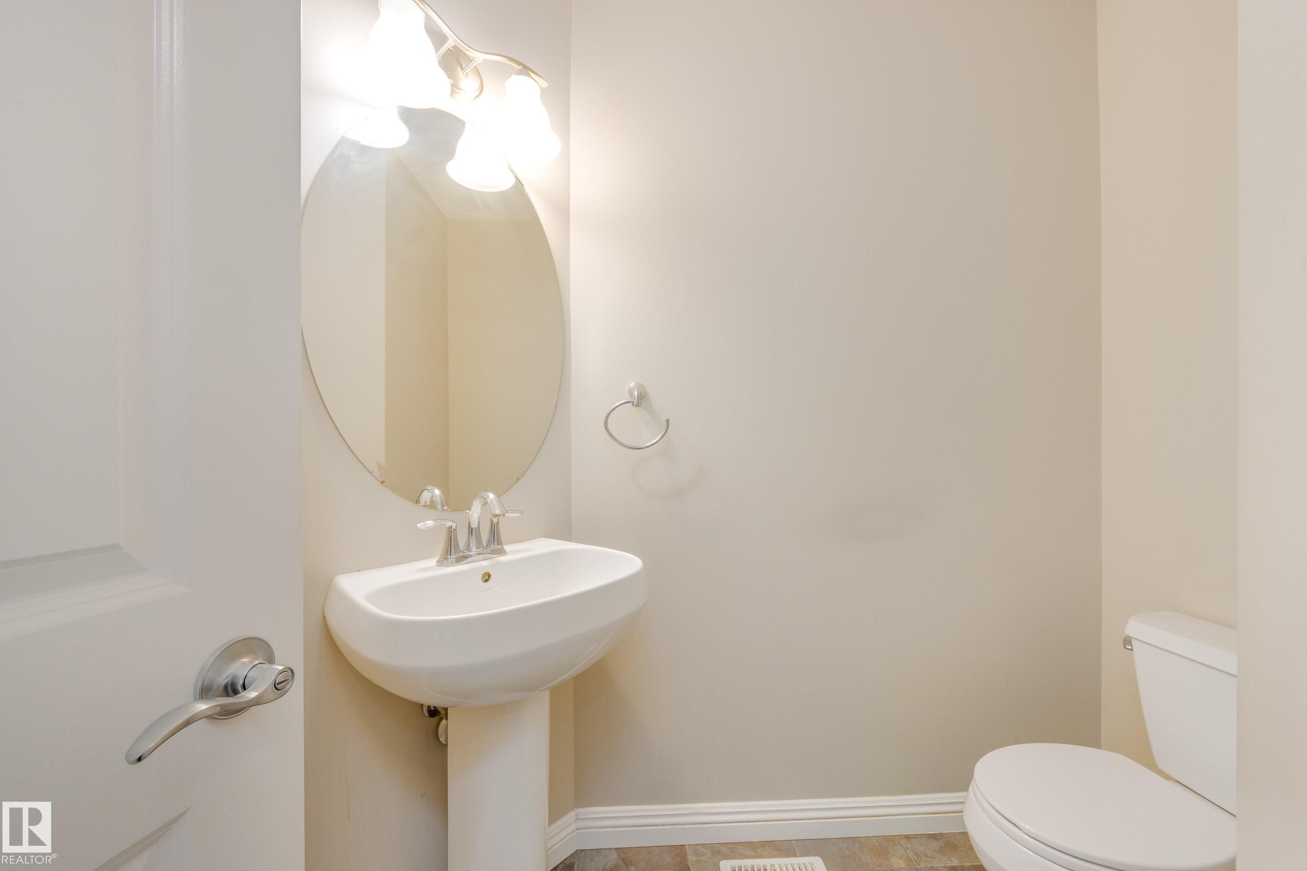 2426 Hagen Way, Edmonton, AB - Indoor Photo Showing Bathroom