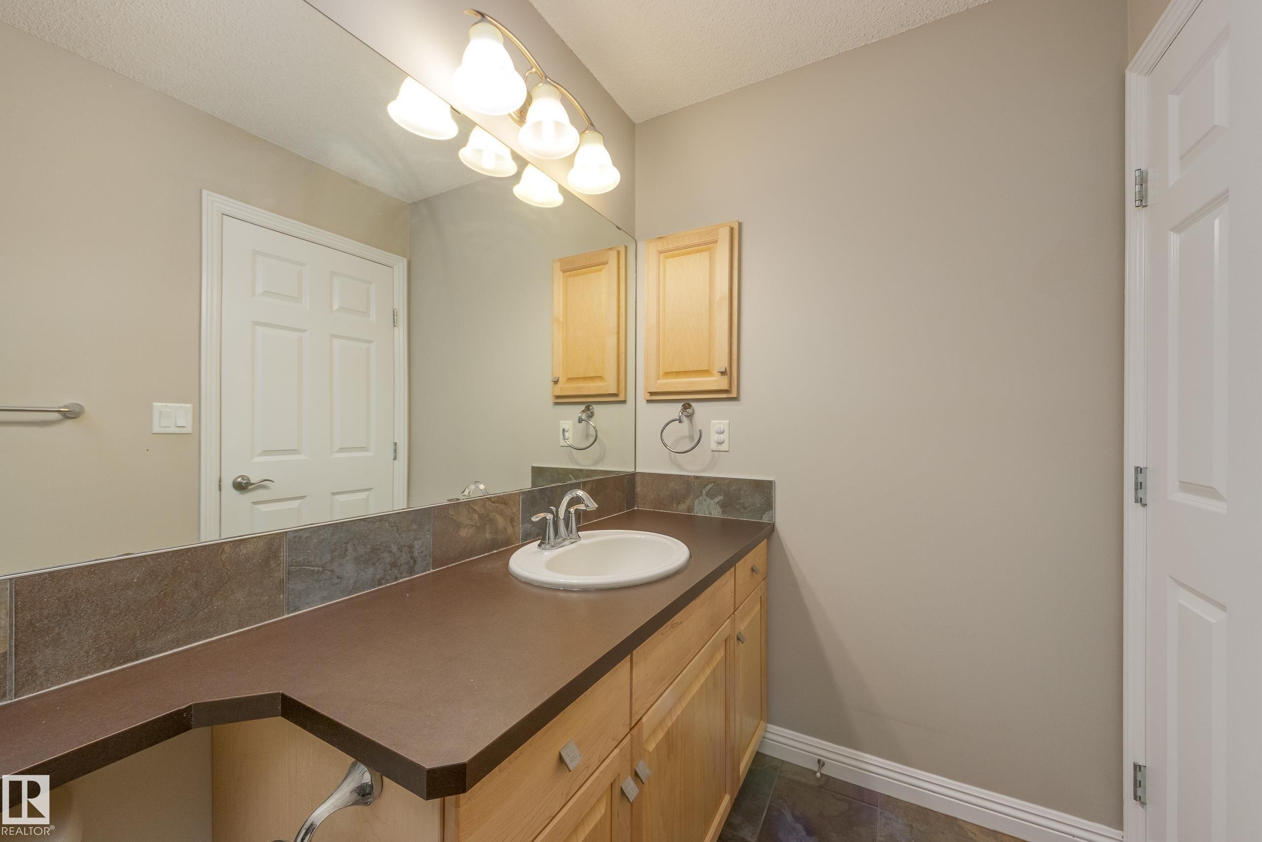 2426 Hagen Way, Edmonton, AB - Indoor Photo Showing Bathroom