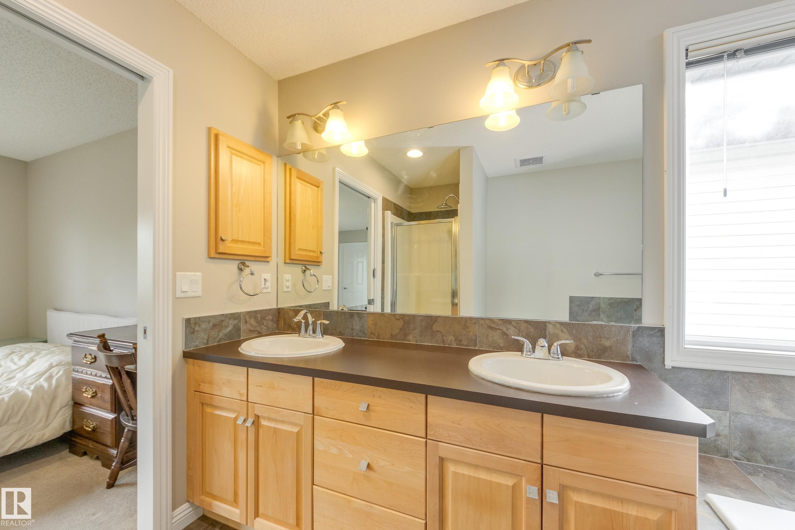2426 Hagen Way, Edmonton, AB - Indoor Photo Showing Bathroom