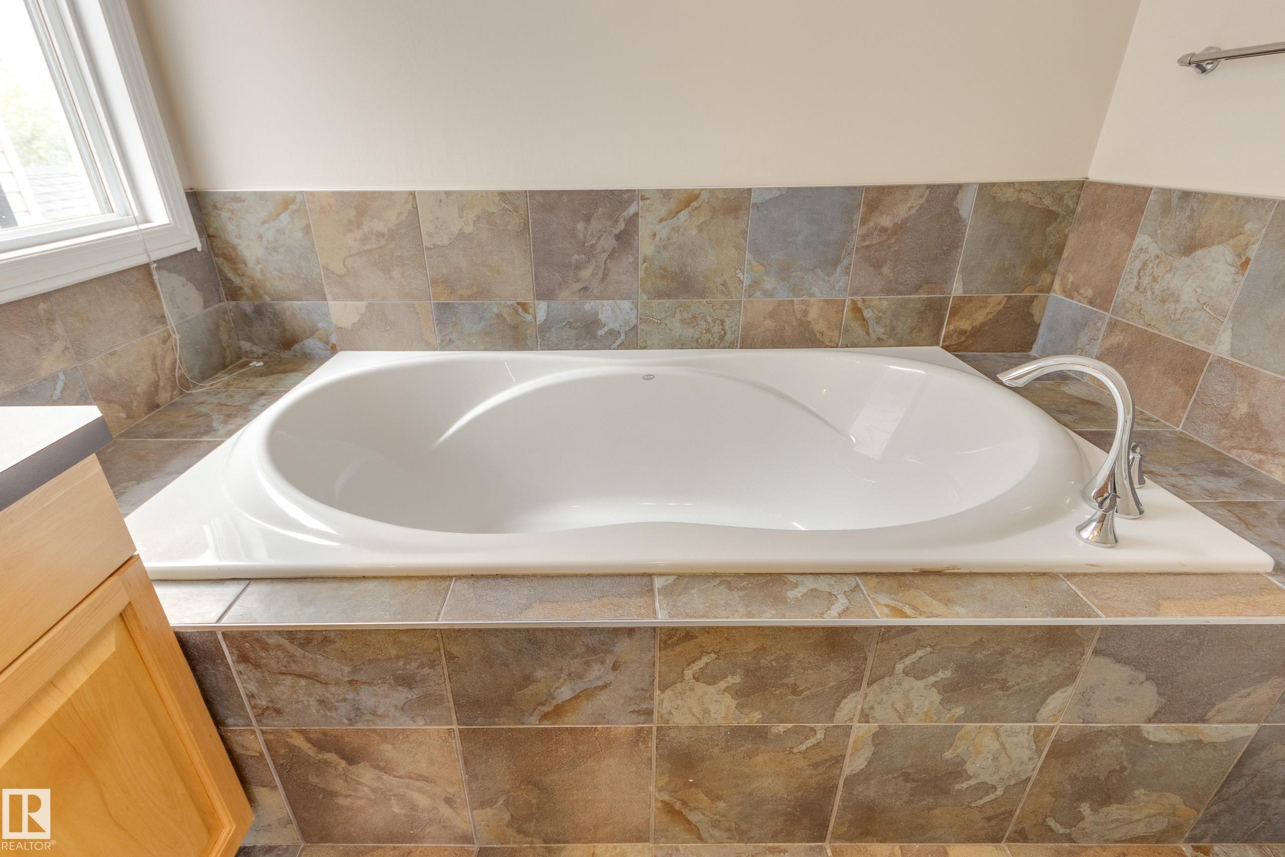 2426 Hagen Way, Edmonton, AB - Indoor Photo Showing Bathroom
