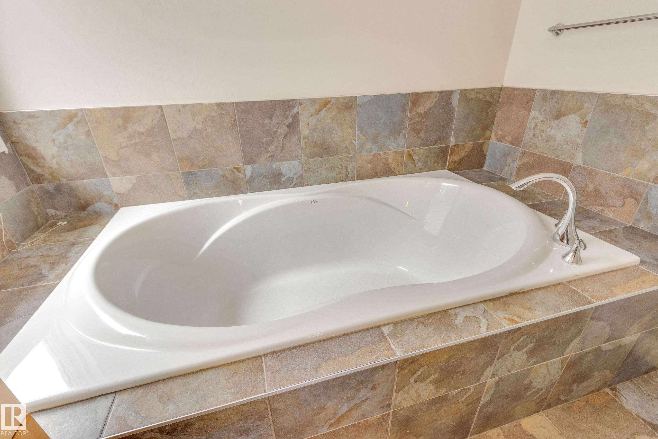 2426 Hagen Way, Edmonton, AB - Indoor Photo Showing Bathroom