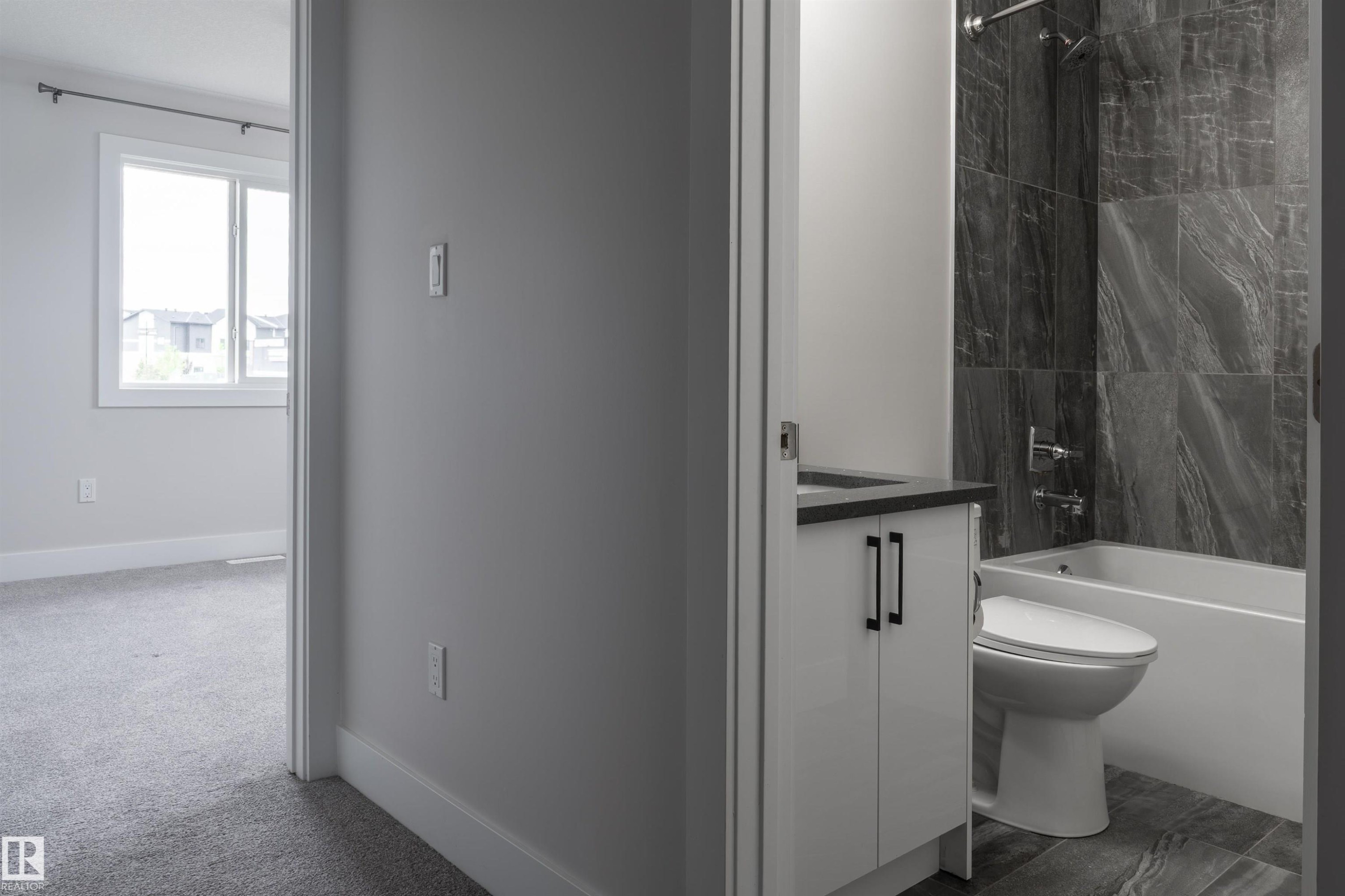 2104 160 Street Sw, Edmonton, AB - Indoor Photo Showing Bathroom